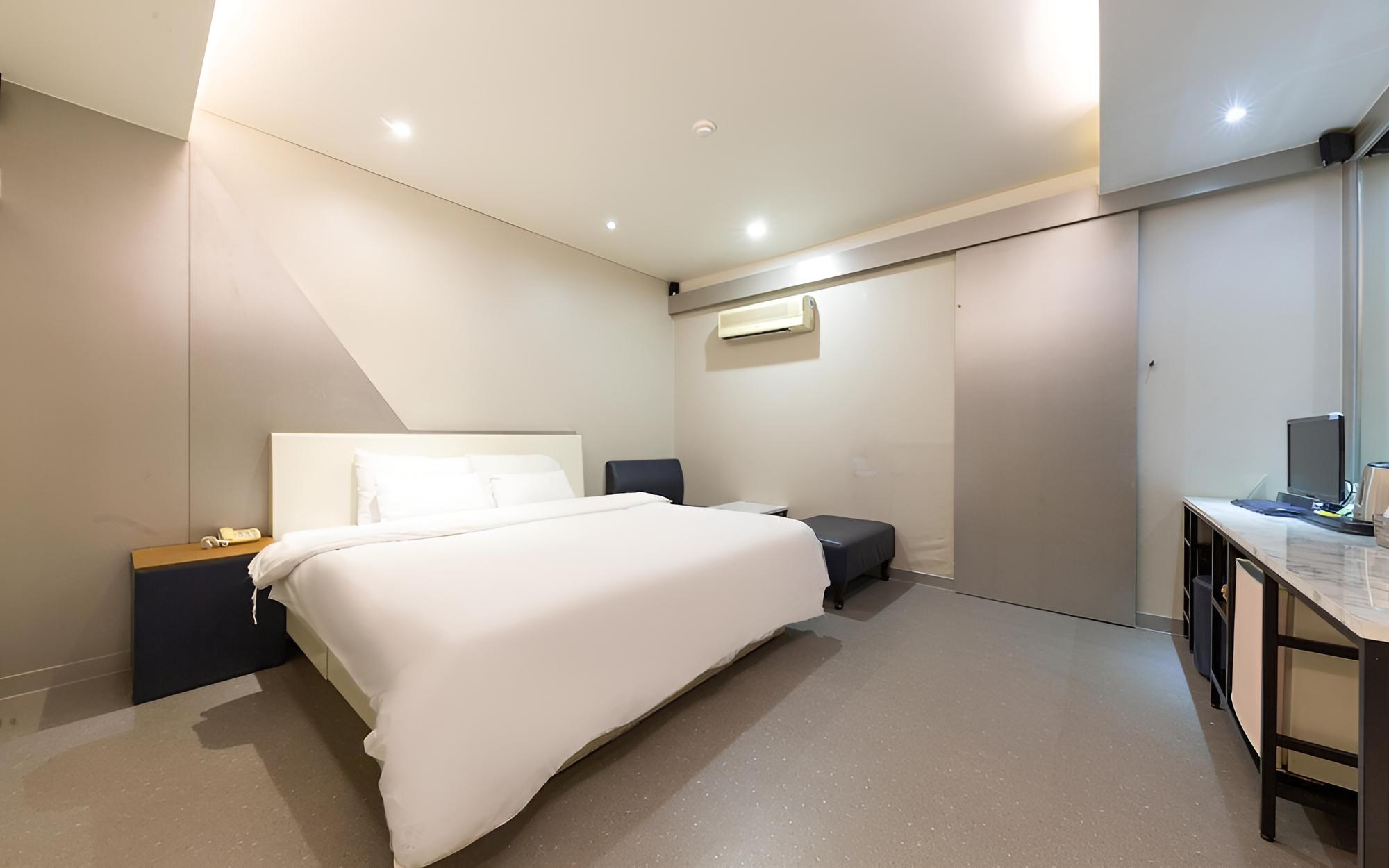 Room (Large Spa Special Room (OTT Service A)