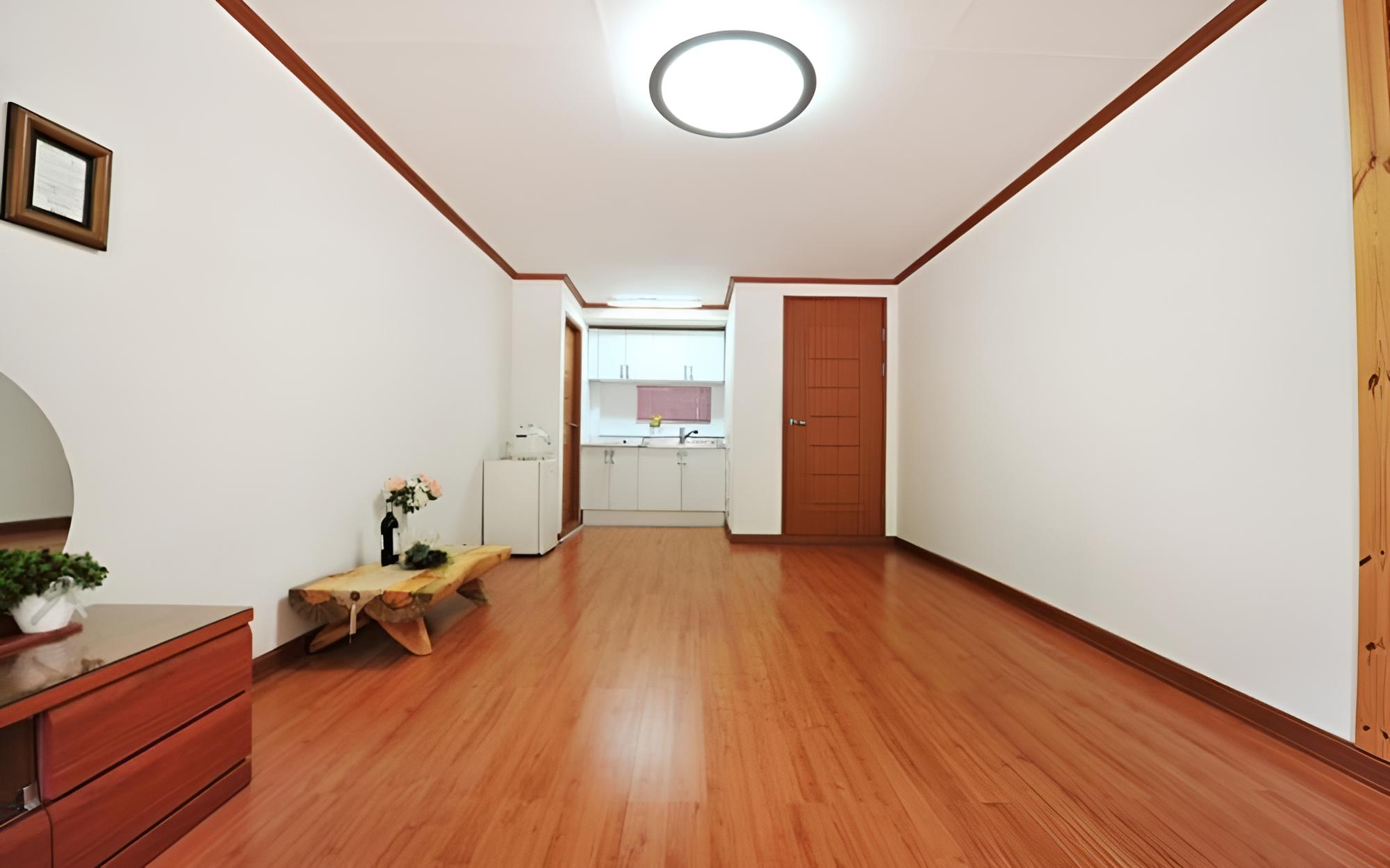 Room (Saffron (Couple Room Ondol Room))