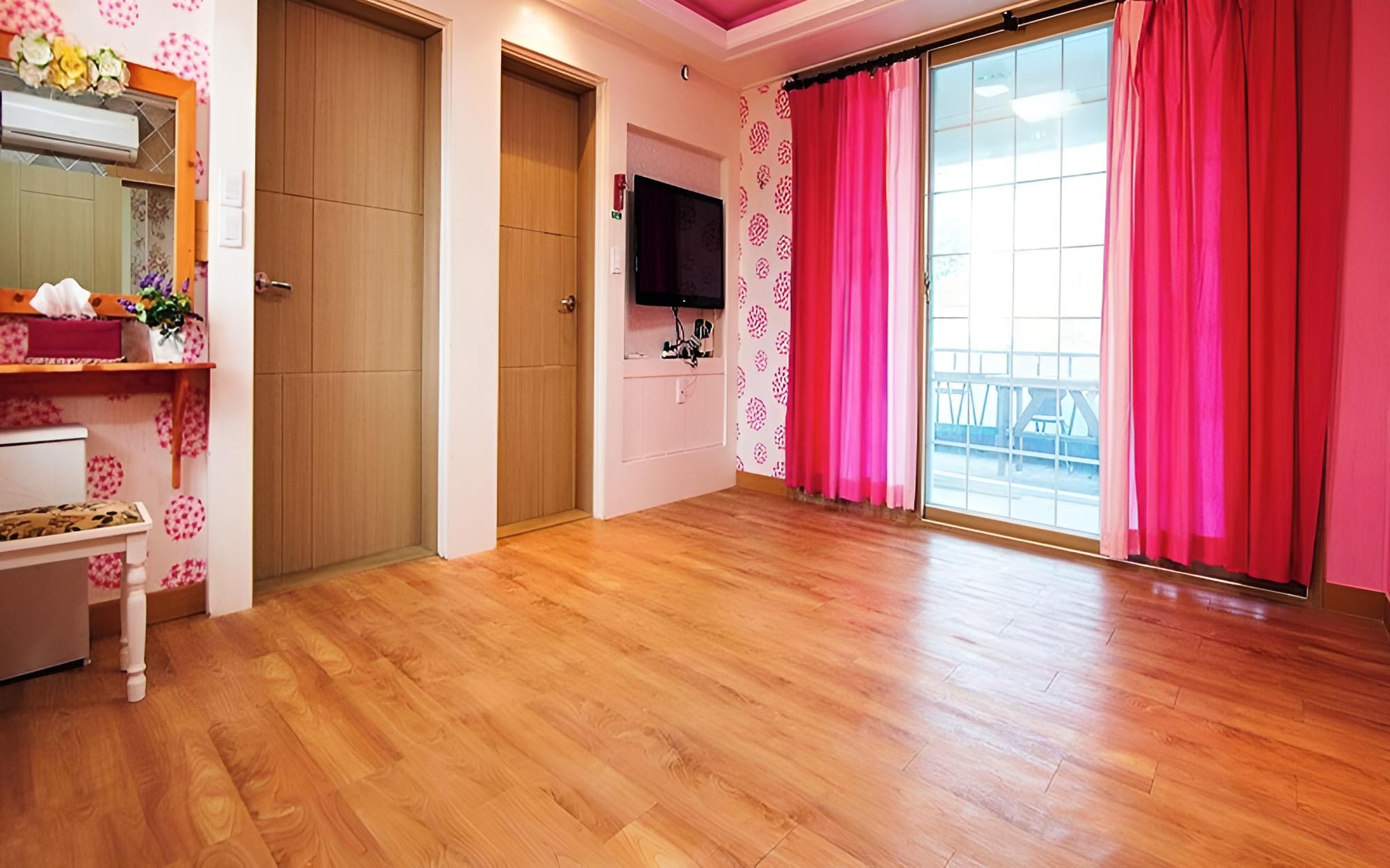 Room (Almond (Ondol))