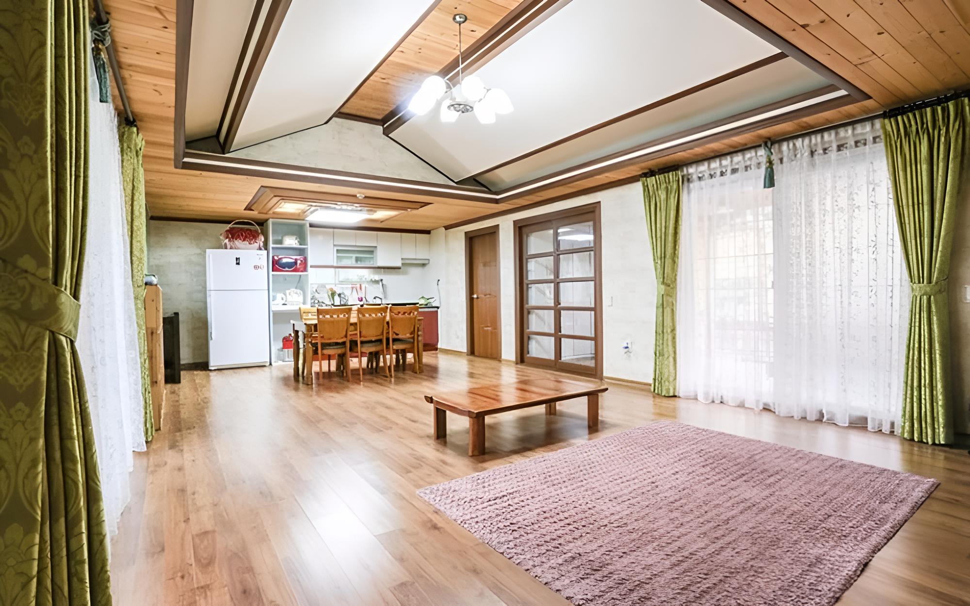 Room (Room No 6)