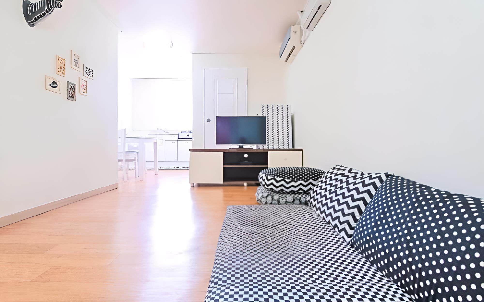 Room (Room 201) - Photo 5