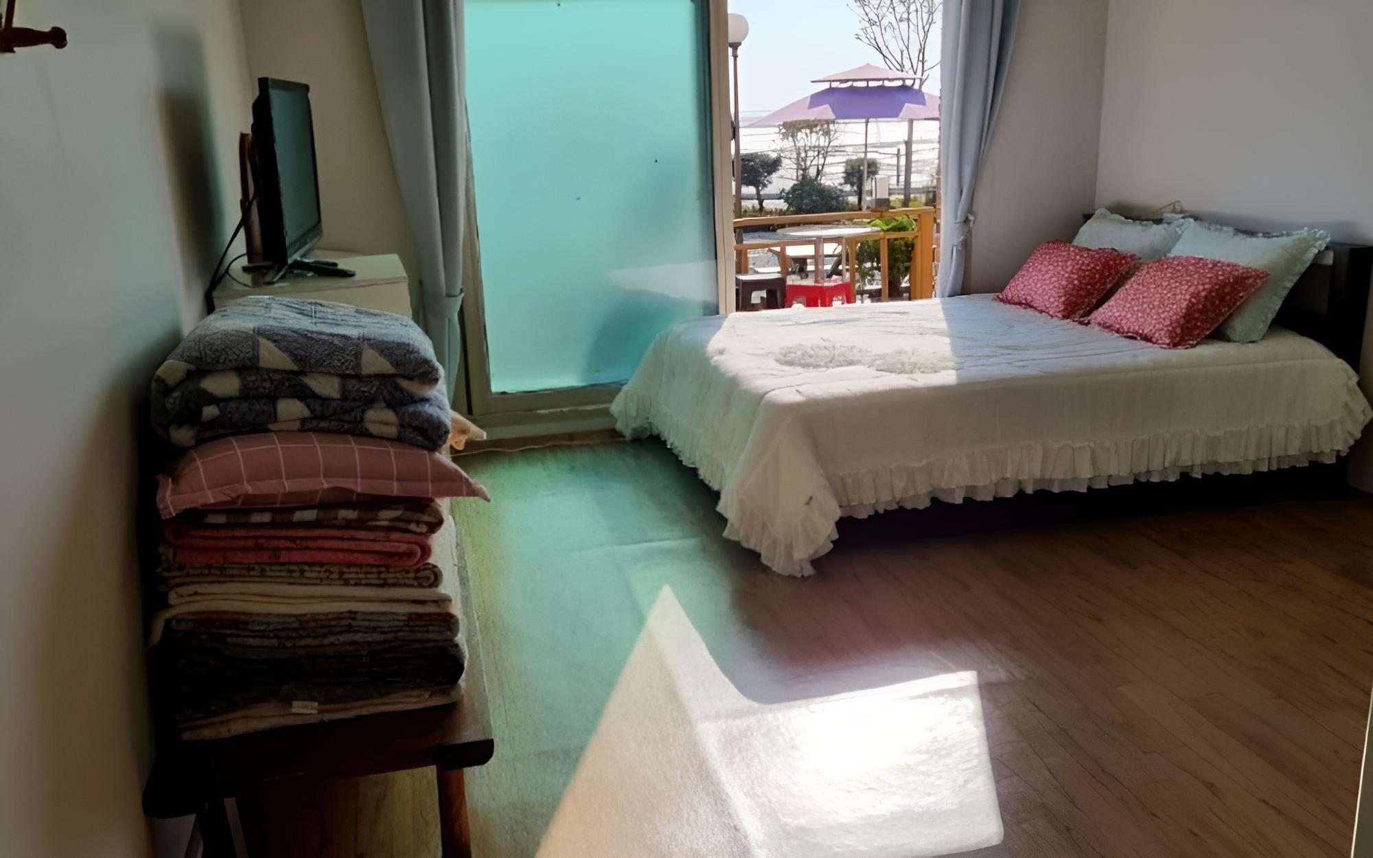 Room (Room 102 (Ondol Room))