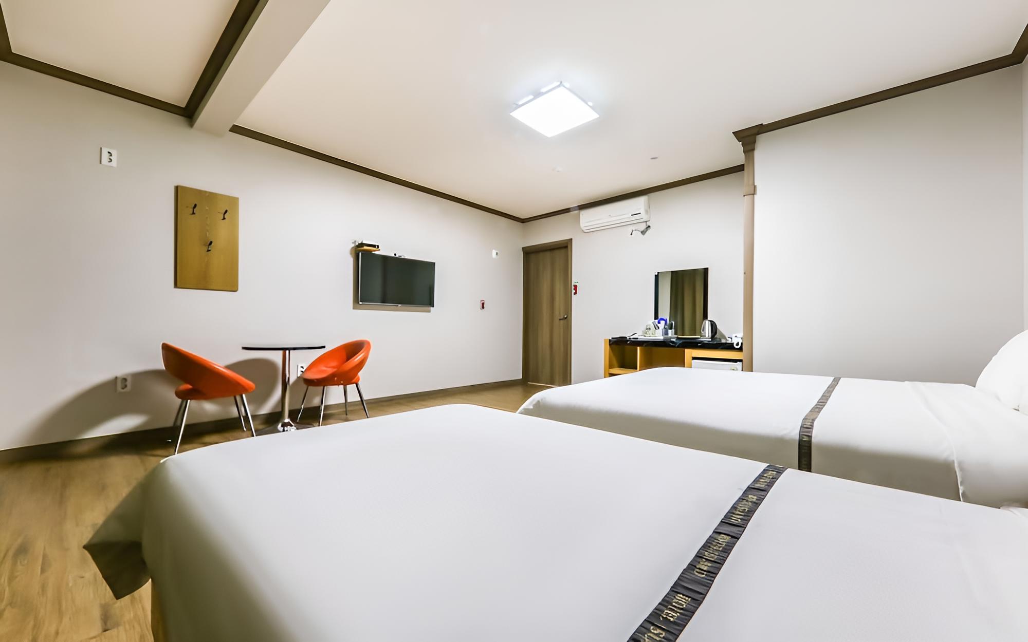 Room (Deluxe Twin) - Photo 4