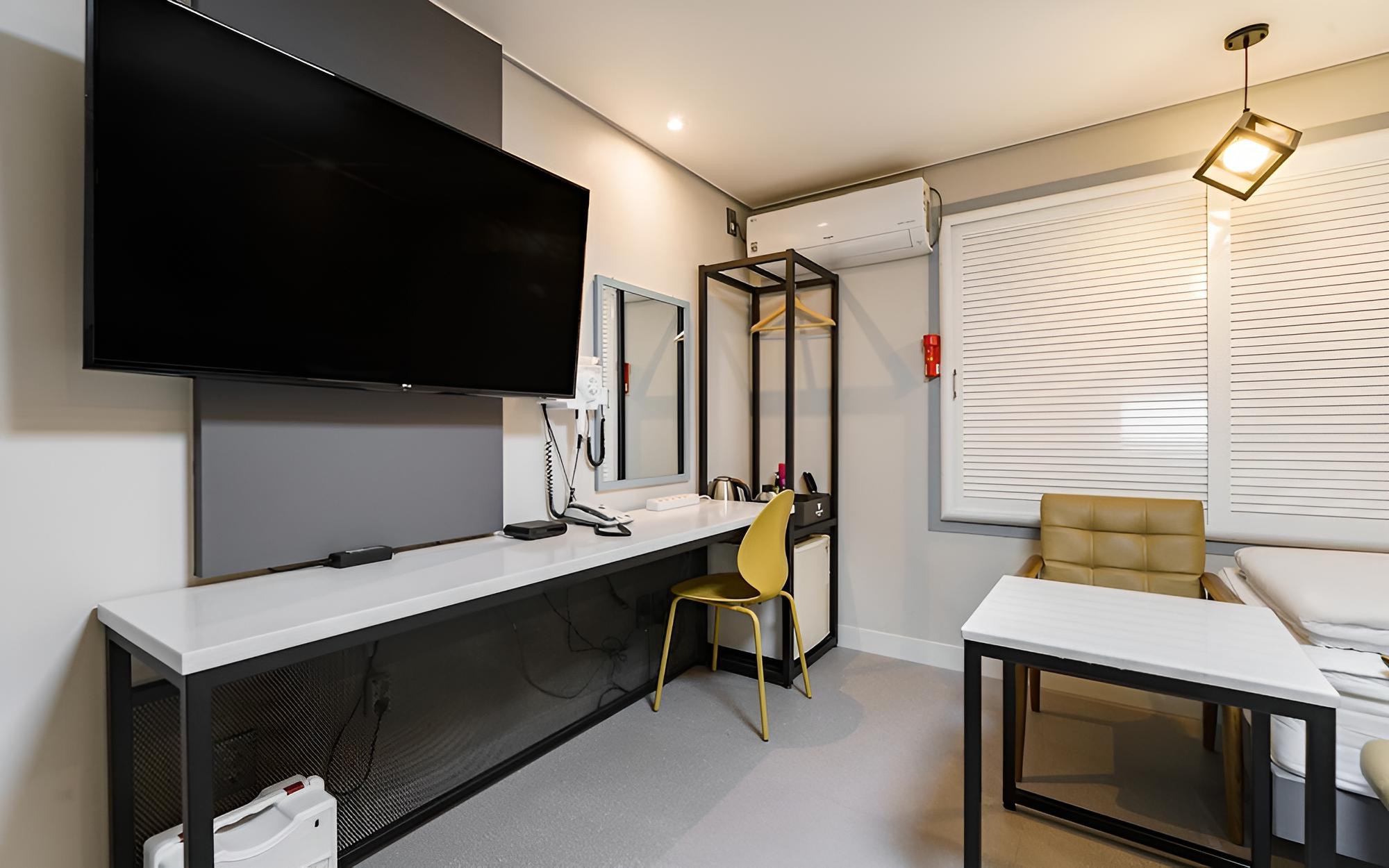 Room (Twin B (You can watch Netflix with yo) photo 2