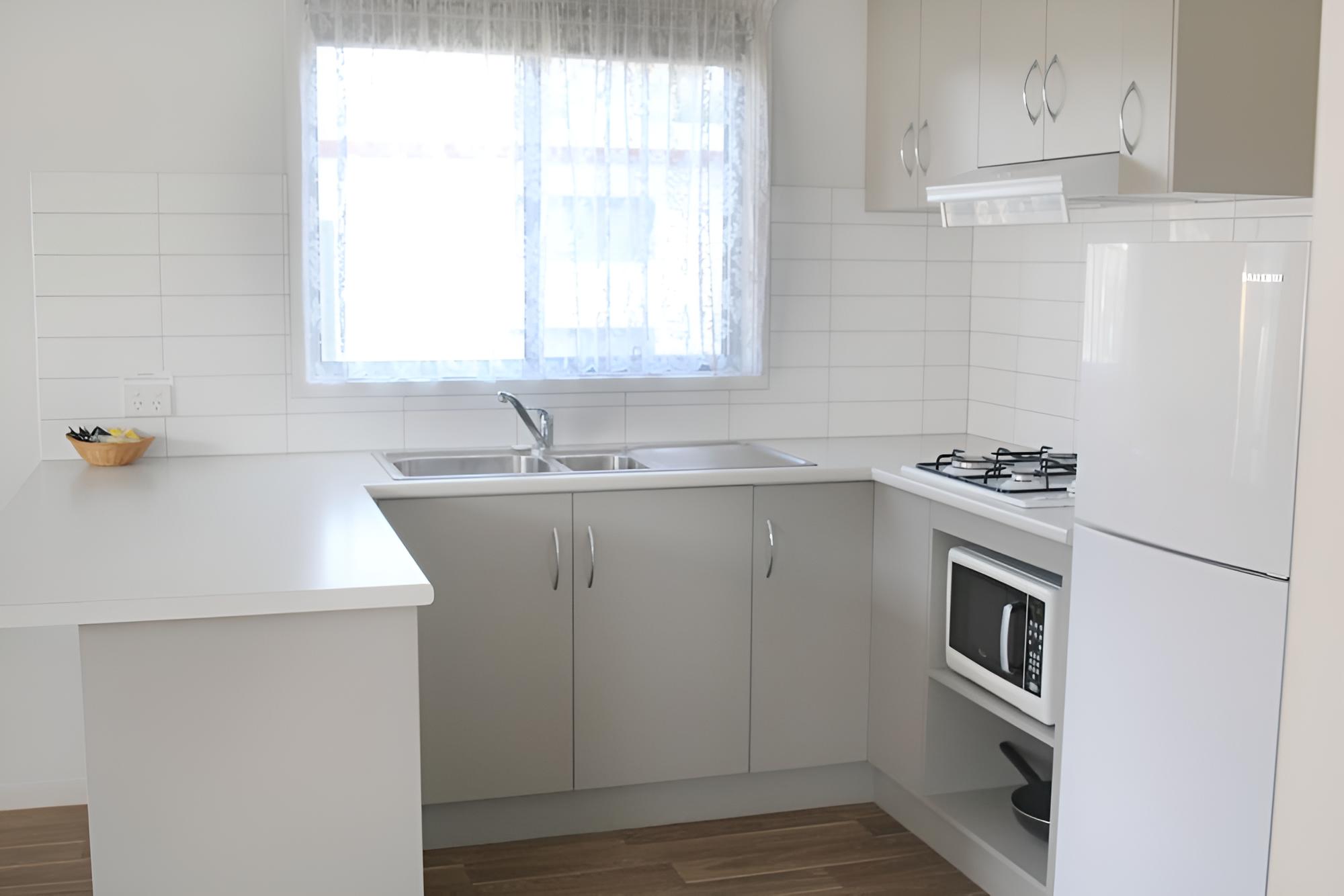 2 bedroom deluxe (1 queen , set of single bunks and a single bed) photo 3