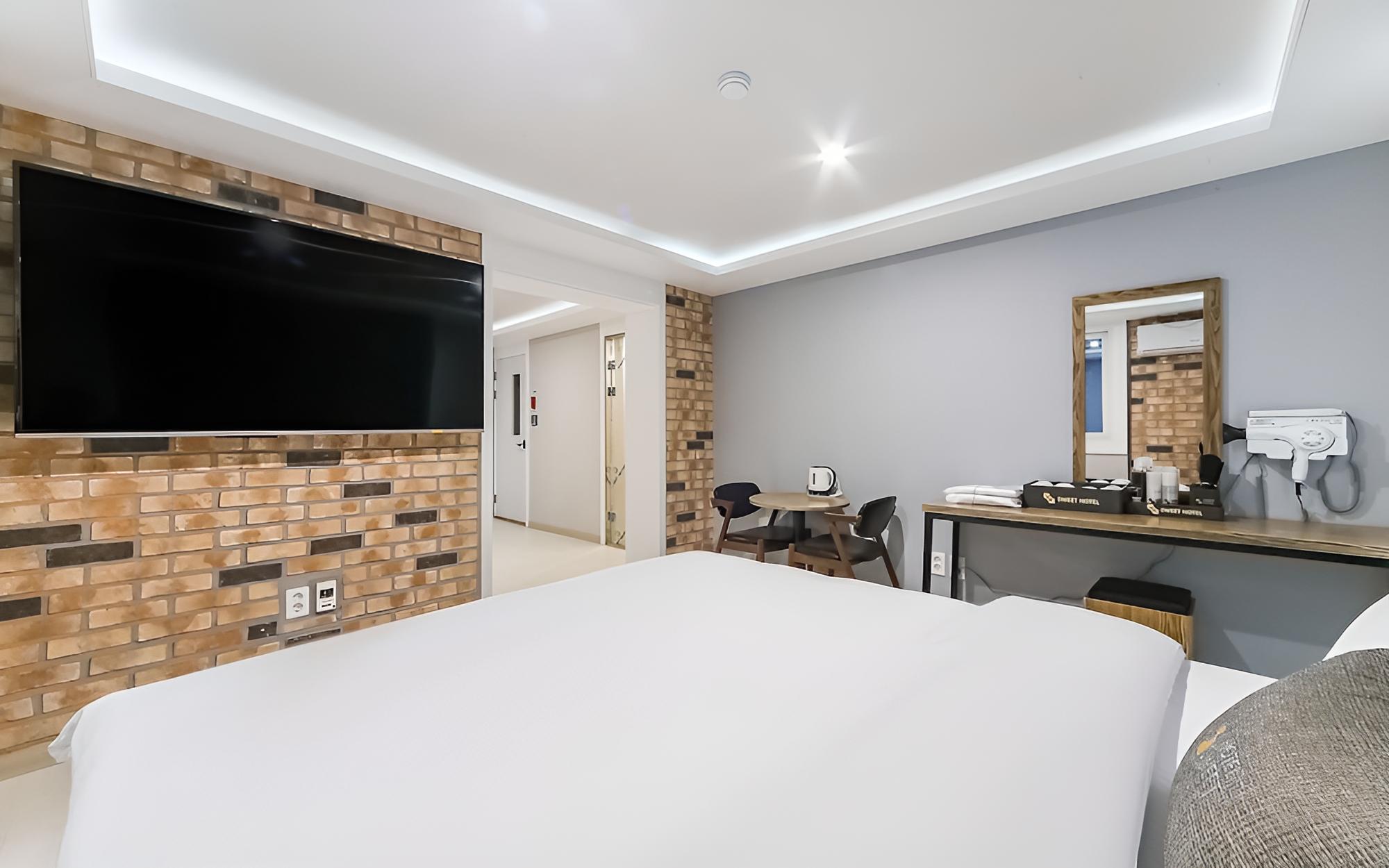 Room (Twin Room (Twin Bath + 2 75-inch TVs)) photo 3