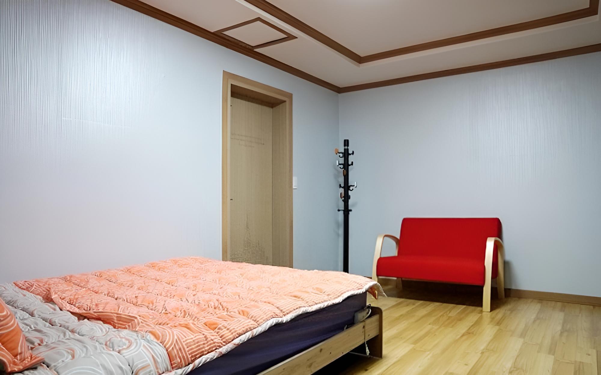 Room (Sky (the second floor))