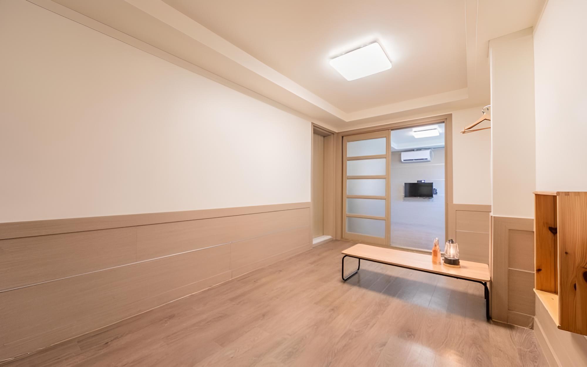 Room (Room 101 (Ondol Room))