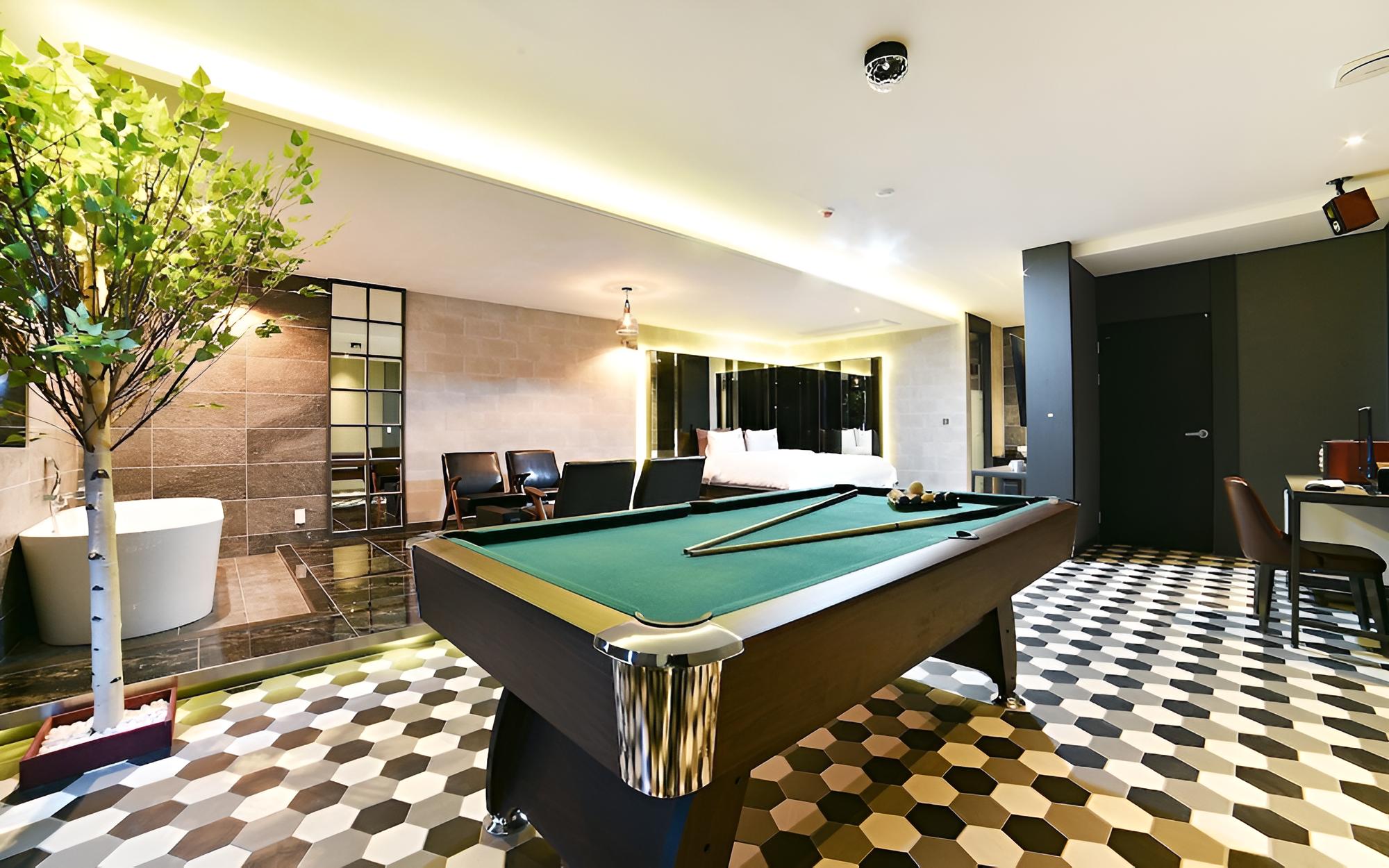 Room (Suite (Party billiard room styler equ) - Photo 1
