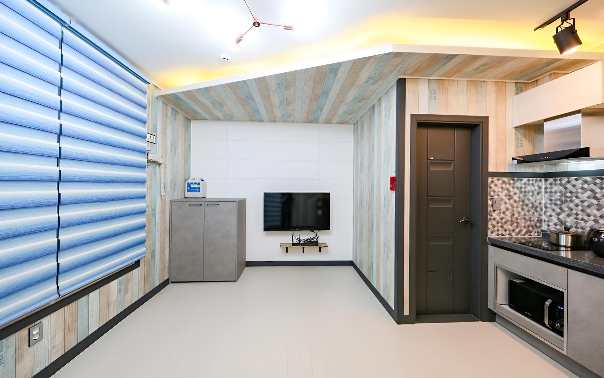 Room (Room 301)