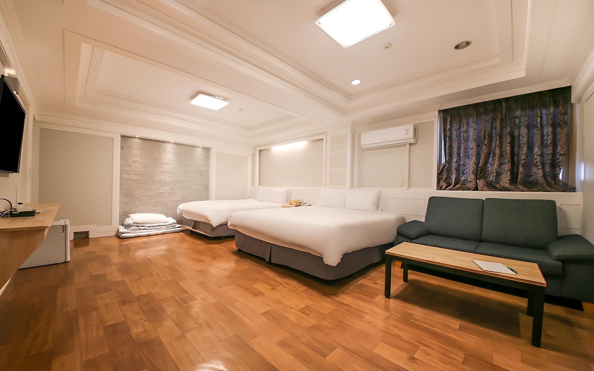 Room (Family Room Twin (Family Room-Twin Ne)