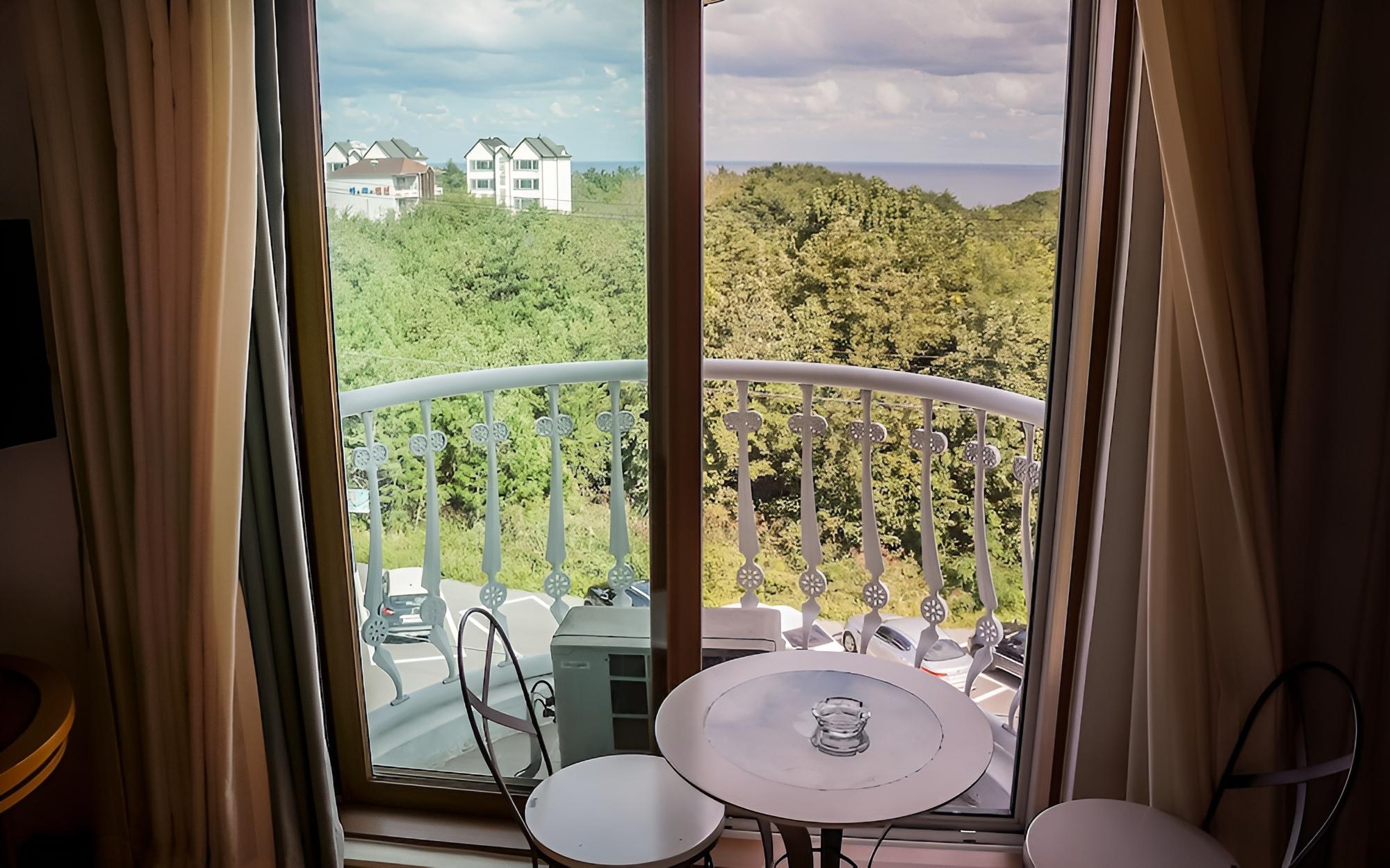 Room (Balcony)