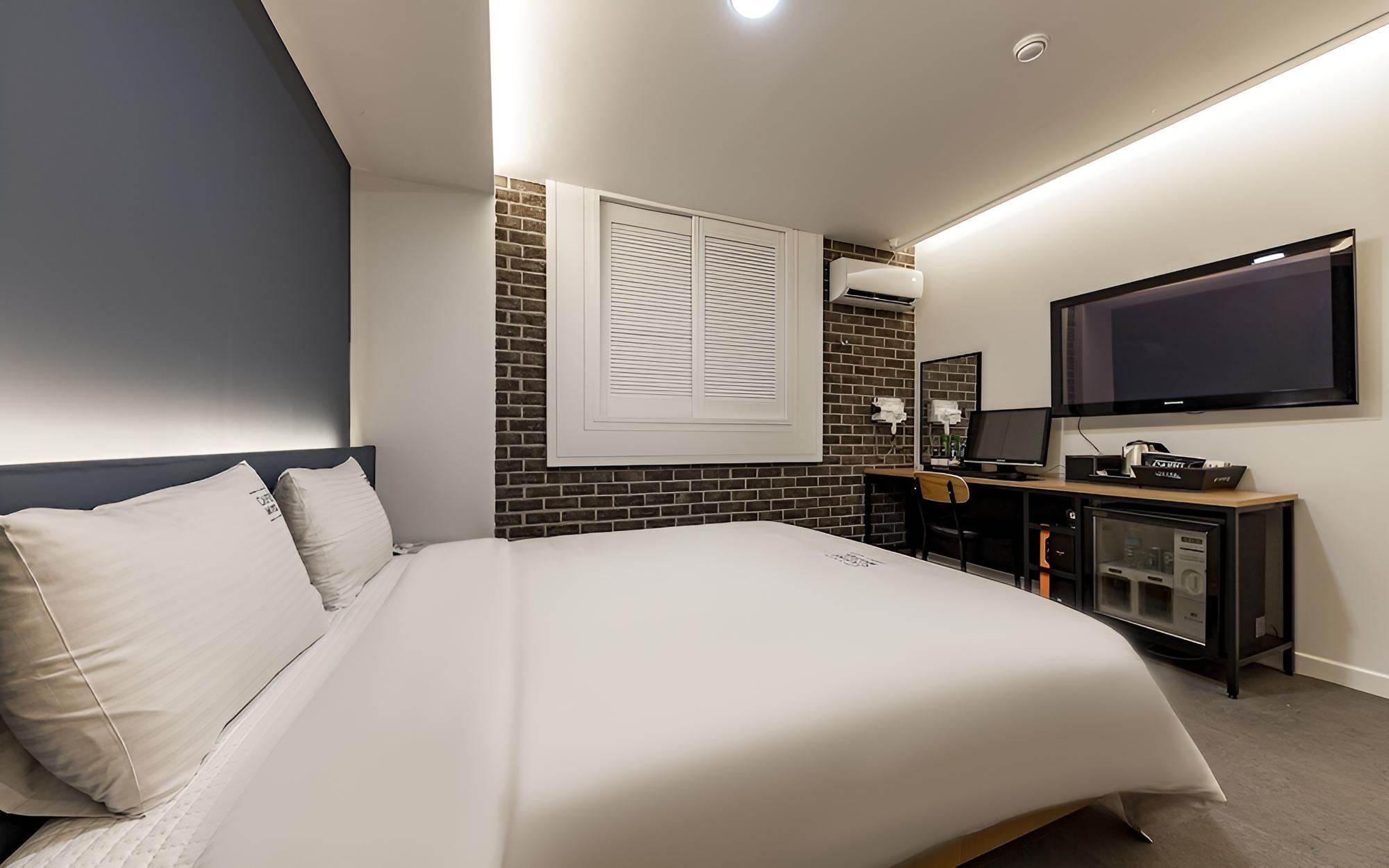 Room (Premium-Gaming PC (Netflix available)) photo 2