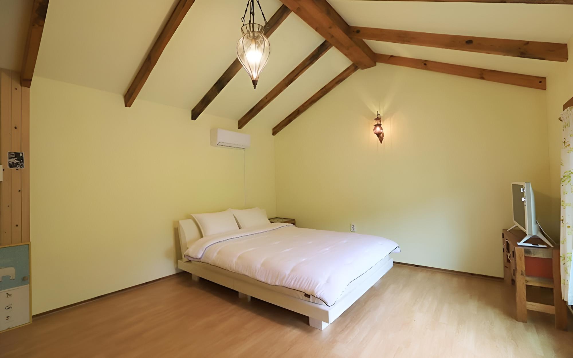 Room (Yellow)