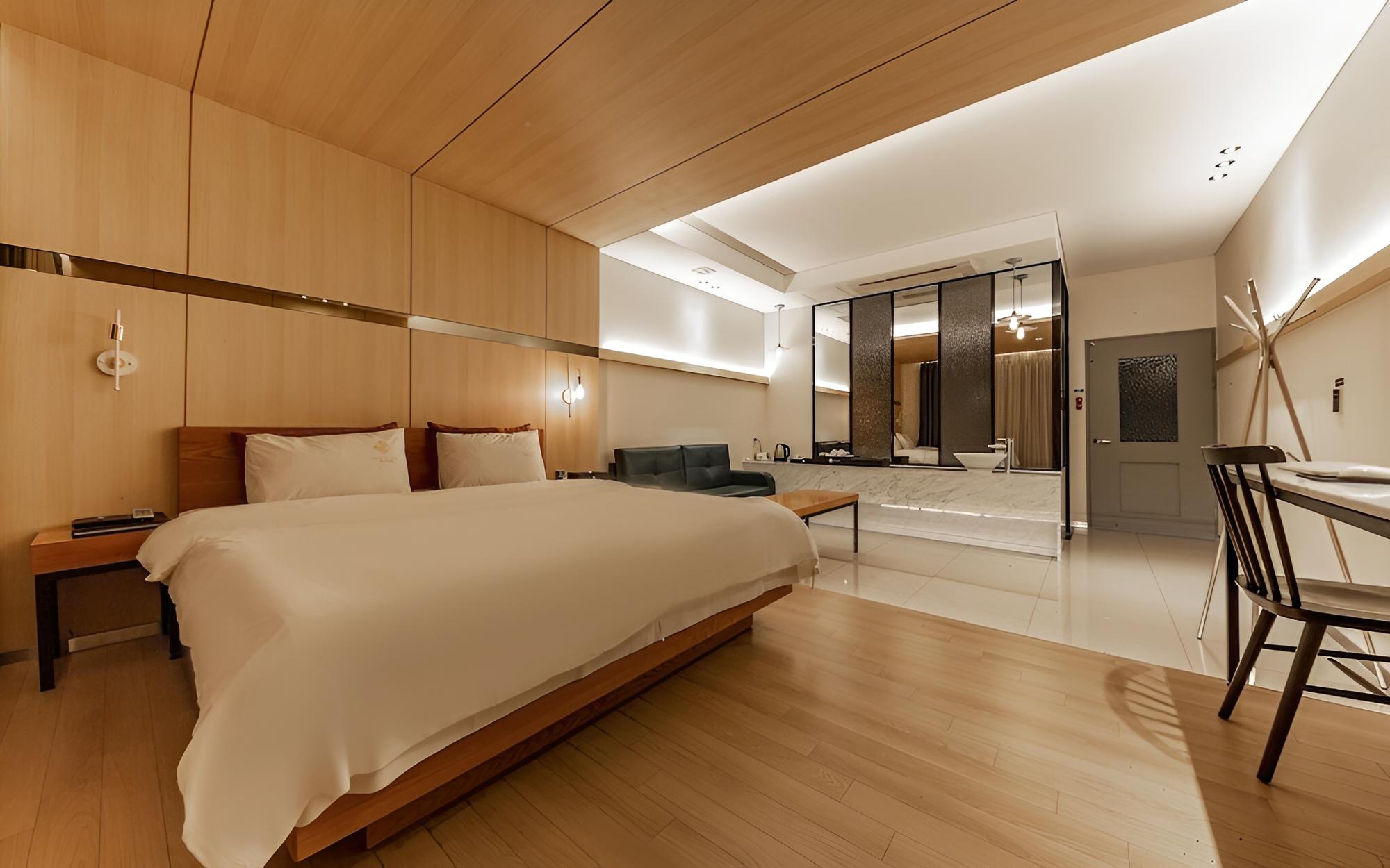Room (Deluxe room)
