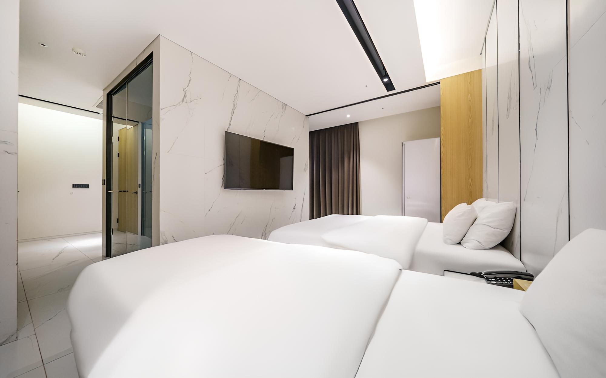 Room (Suite 1 (65 inches + 2-person bathtub) - Photo 3