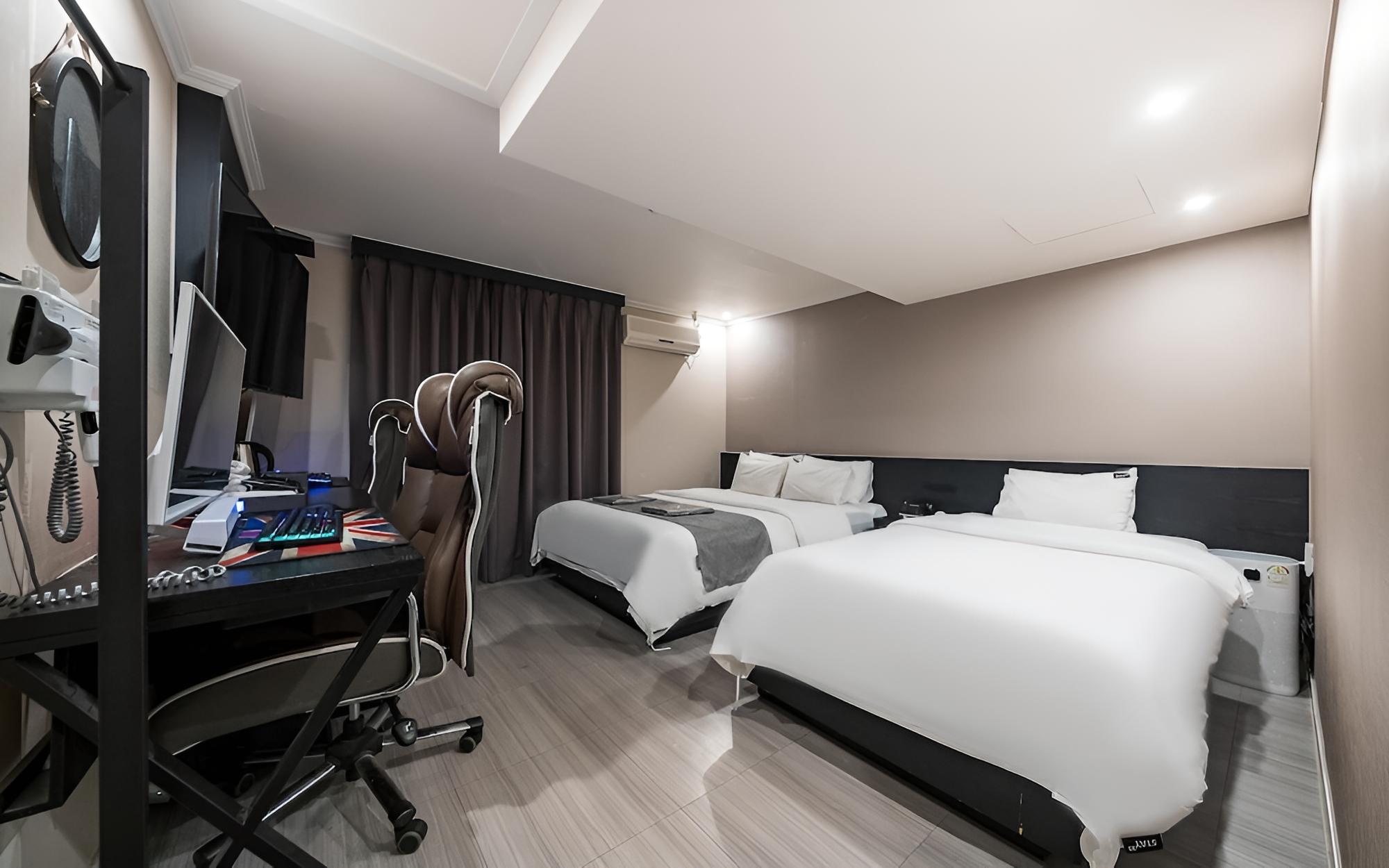 Room (Deluxe Twin (free breakfast provided)) photo 1