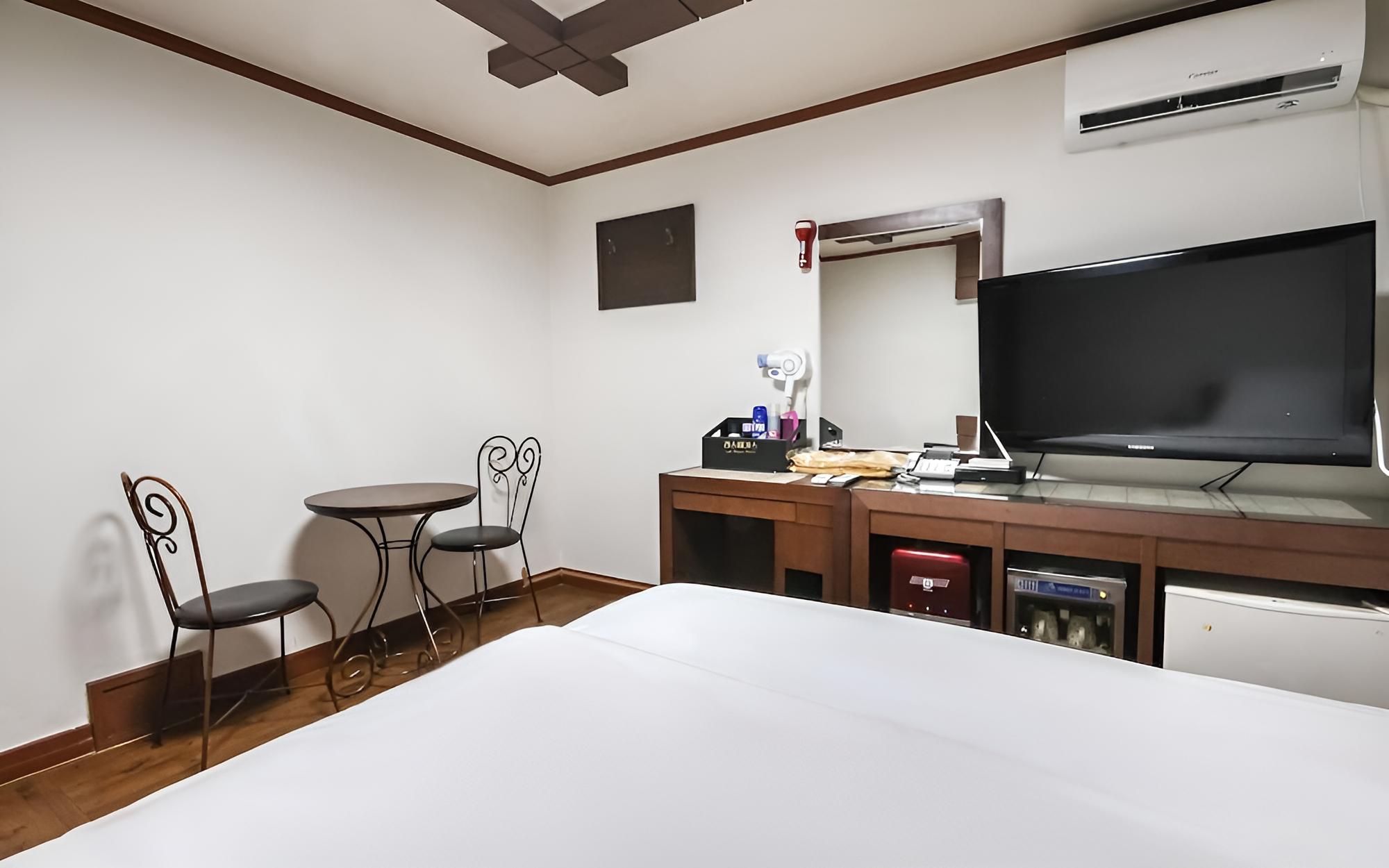 Room (Standard Room (Air Purifier)) - Photo 11