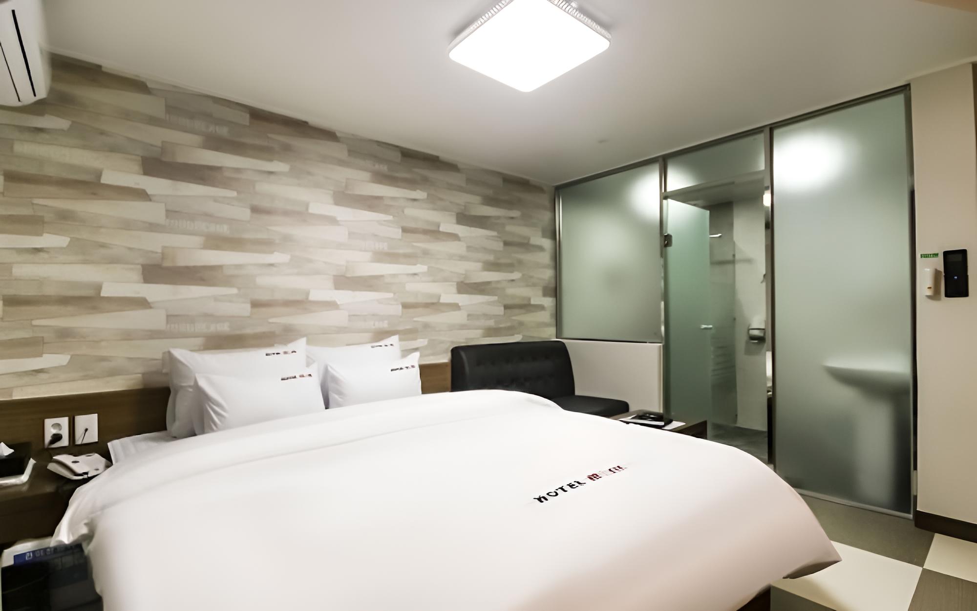 Room (Standard room (Netflix & YouTube avai) - Photo 19