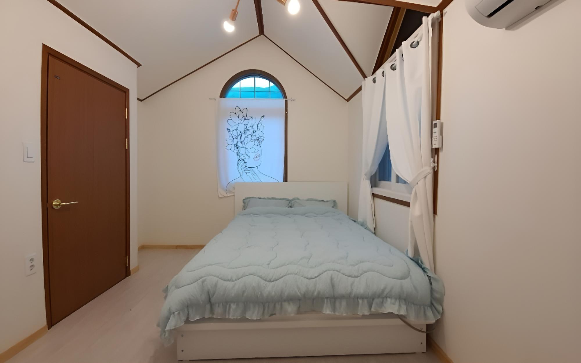 Room (Unshared House)
