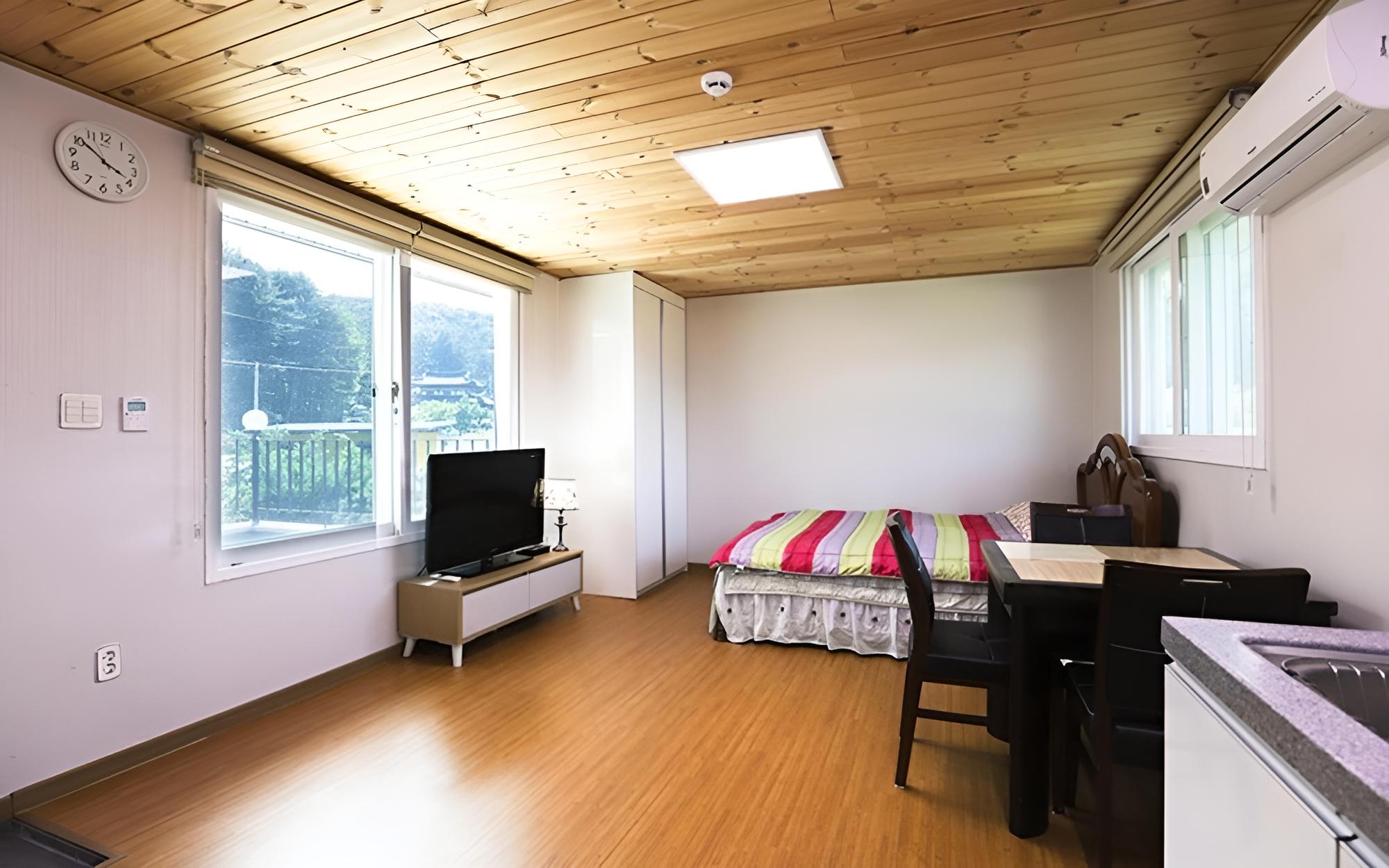 Room (Pine cone (2F))