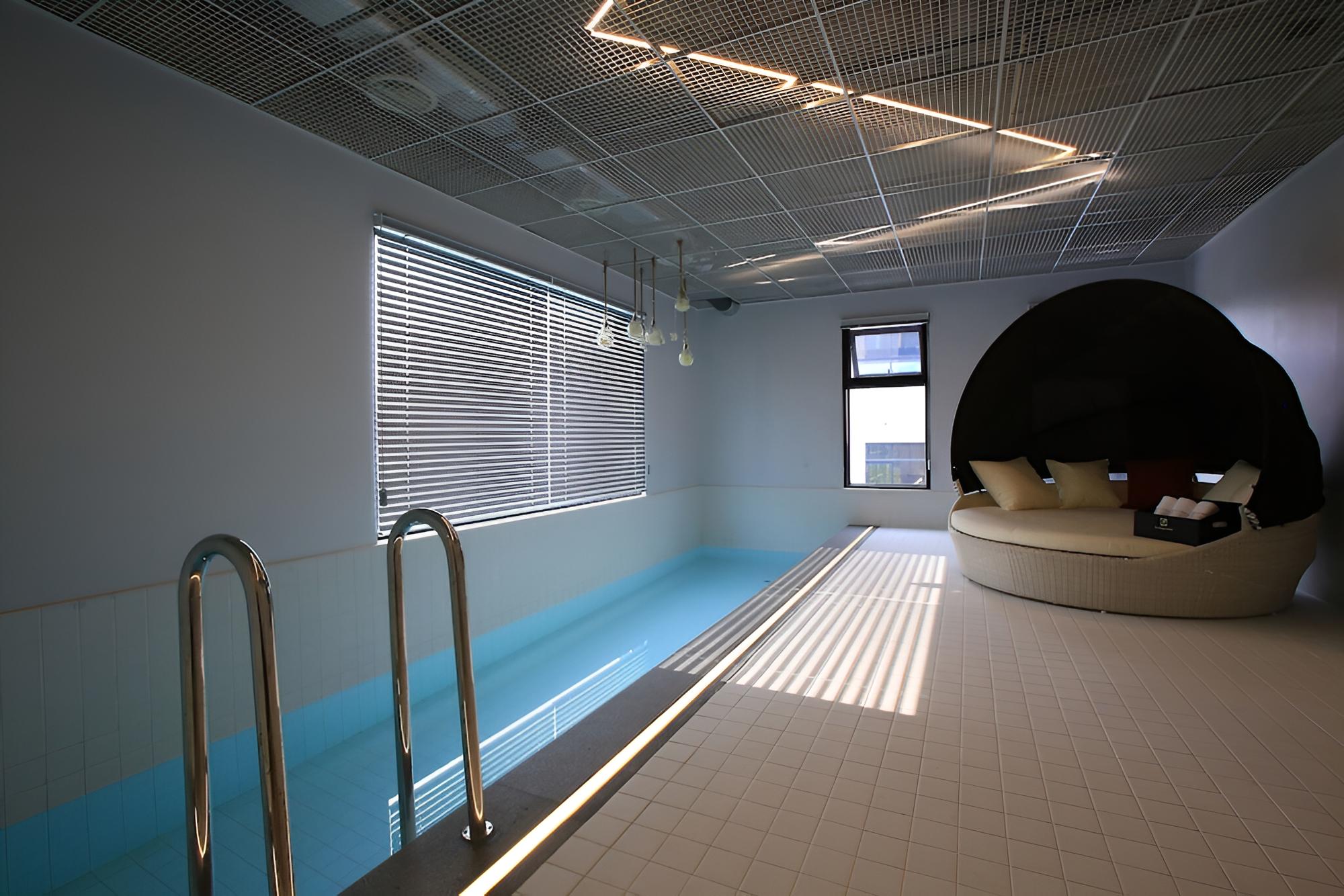 Room (Premium Royal Swimming Pool (Netflix ) - Photo 7