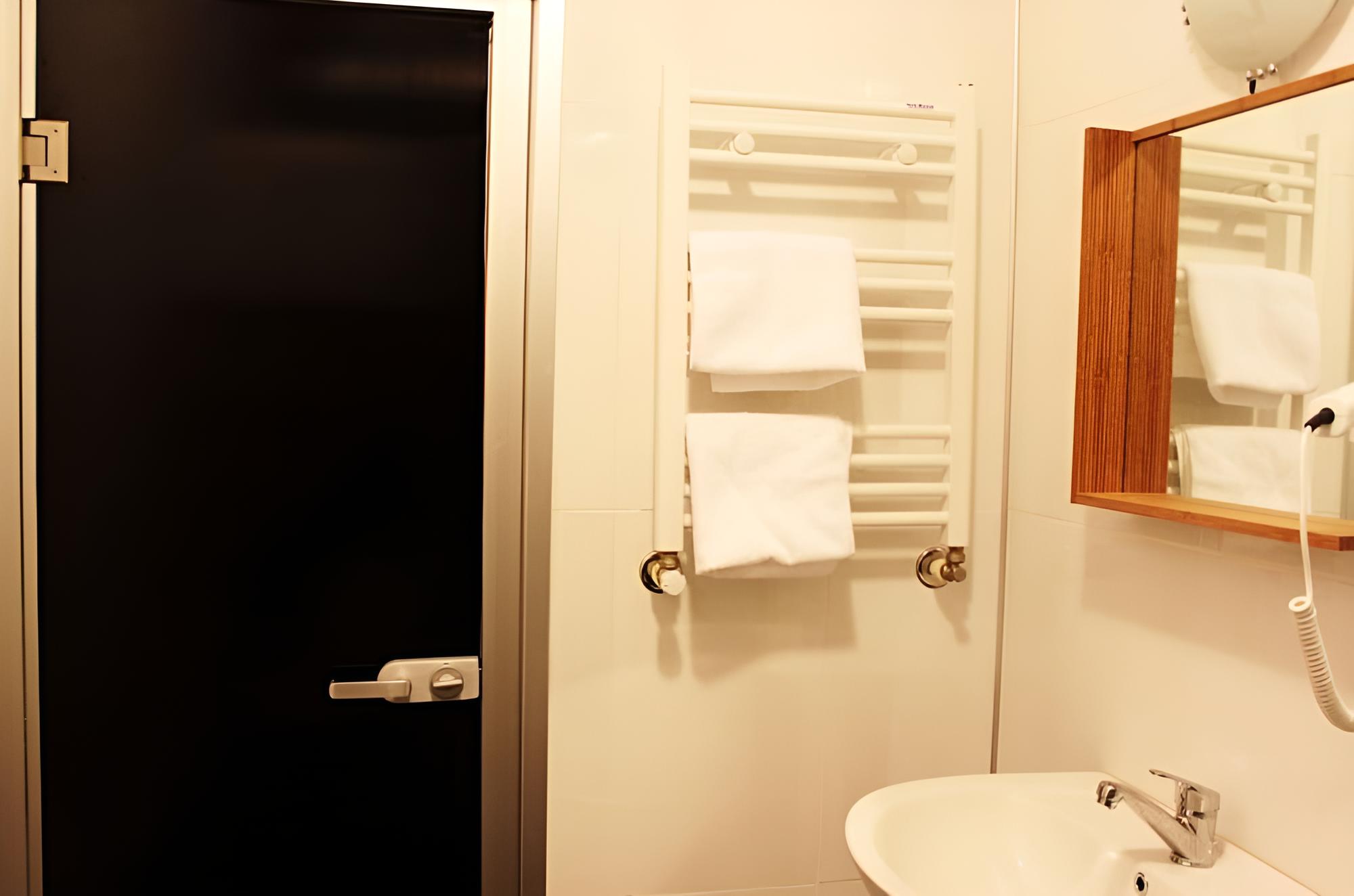 Standard Double or Twin Room photo 3