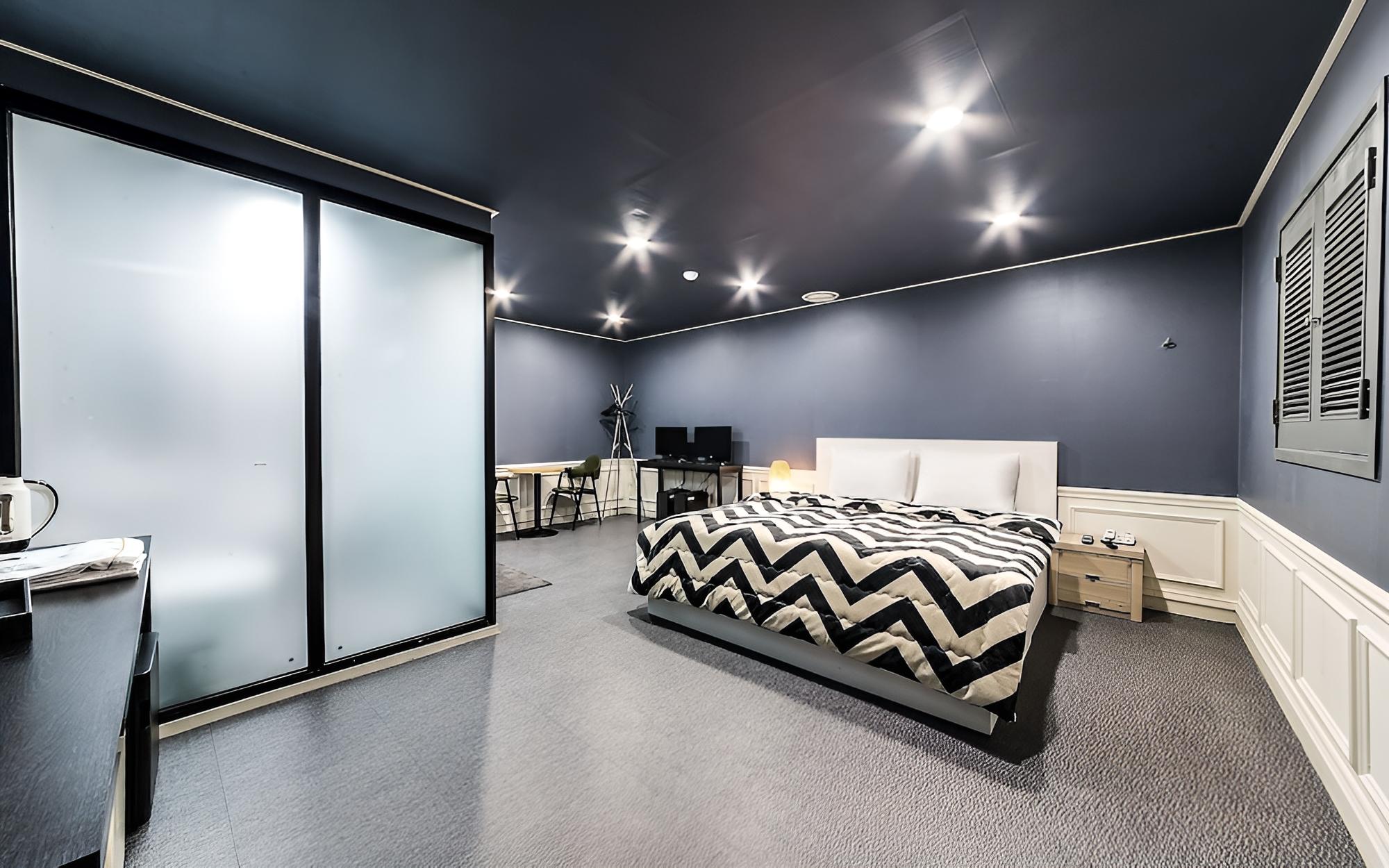 Room (VIP (65-inch TV)) photo 2