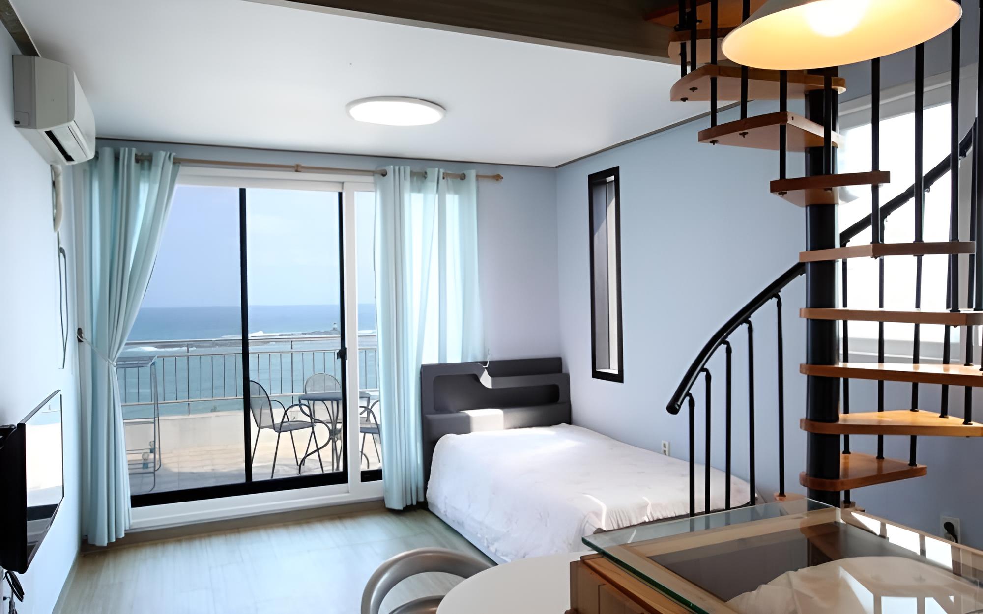 Room (No 201 )