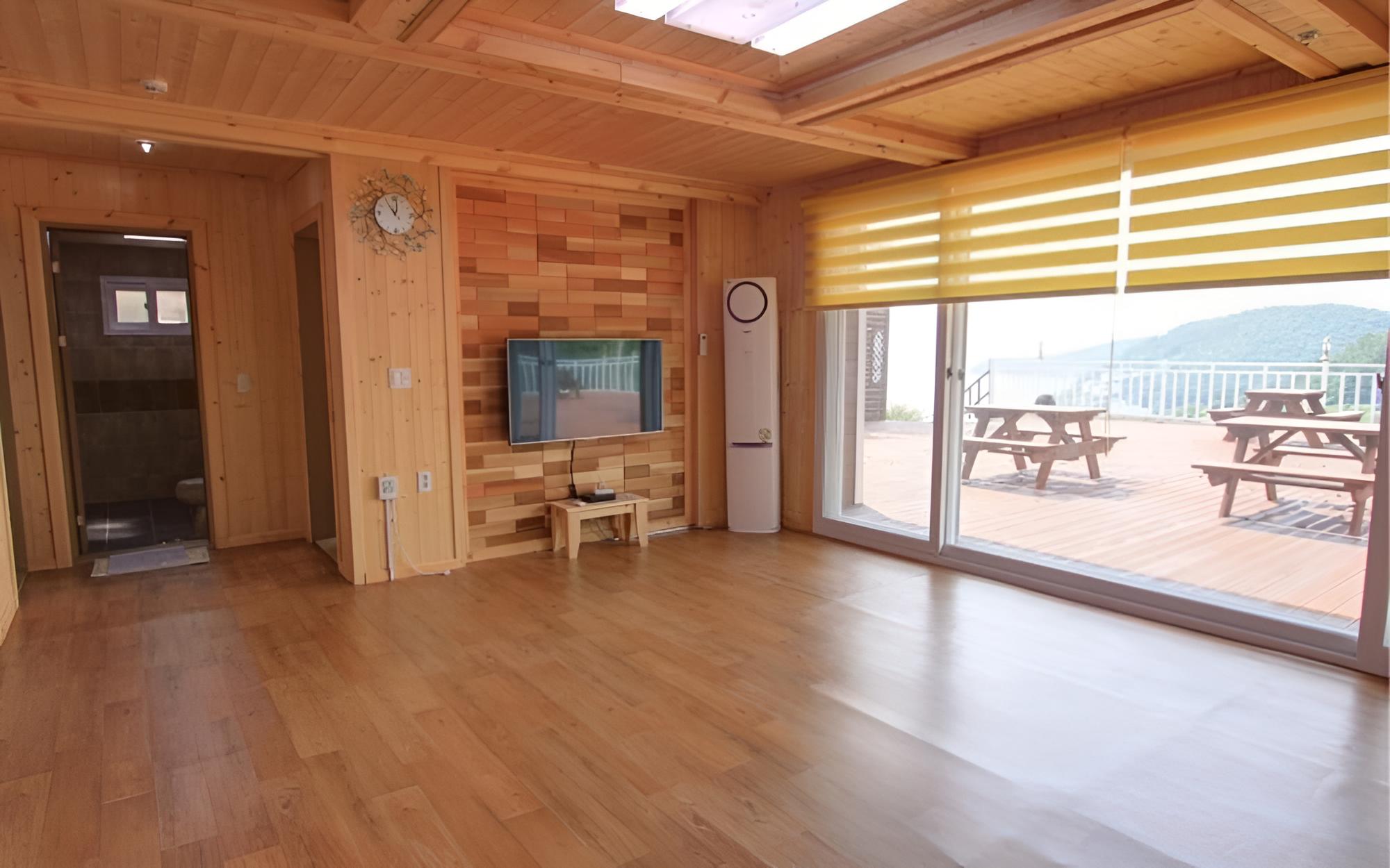 Room (Building B 1F green (terrace))