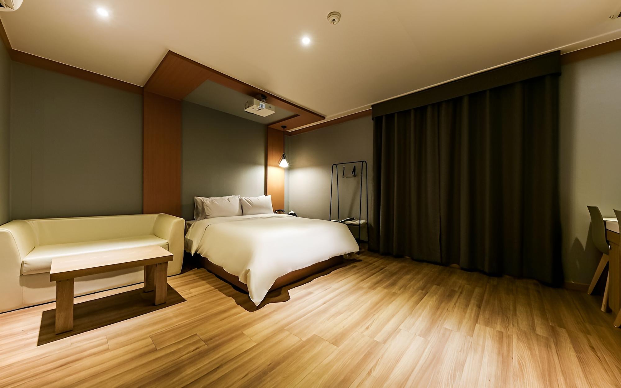 Room (120-inch cinema (Netflix Disney+))