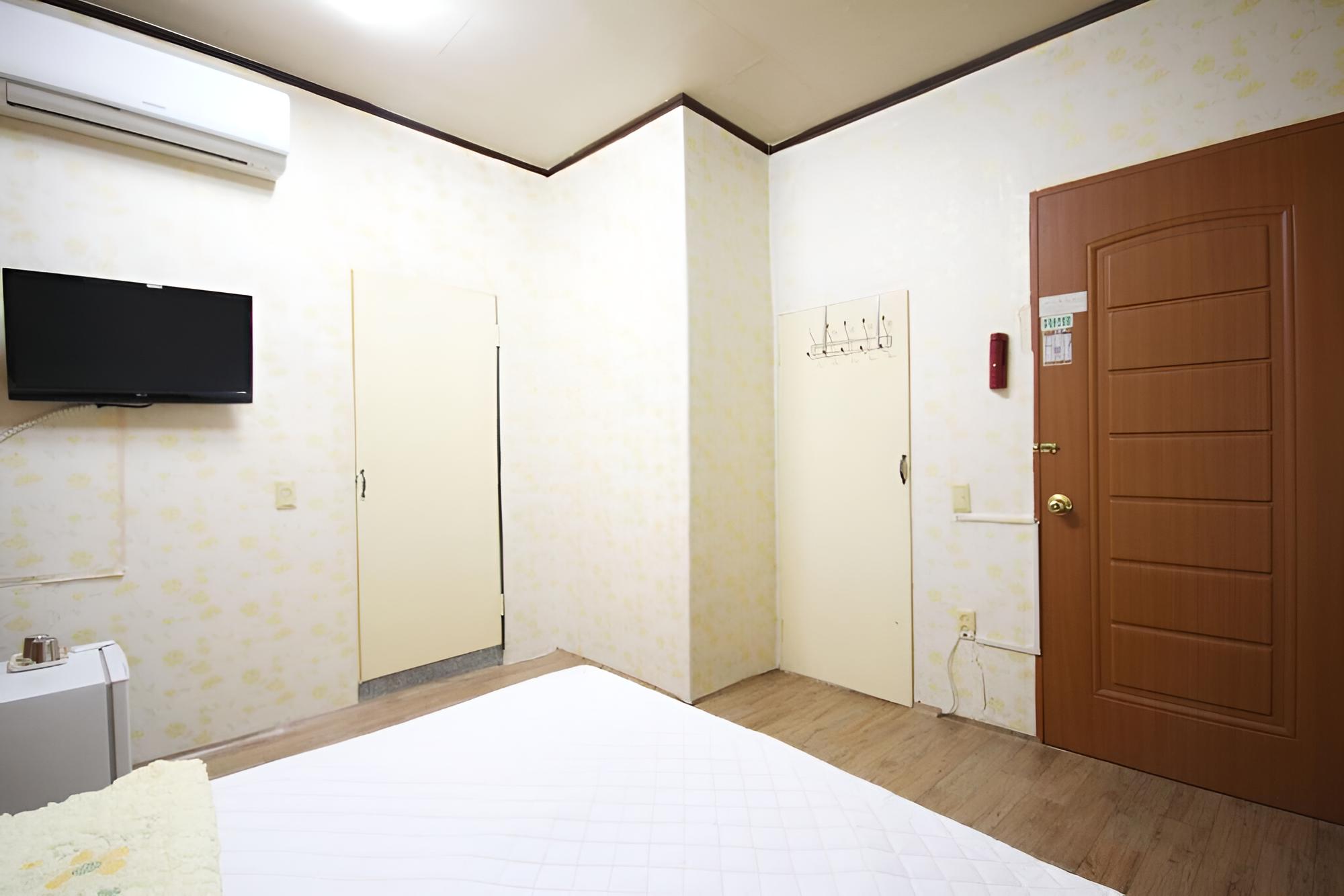 Room (Standard Room) - Photo 14