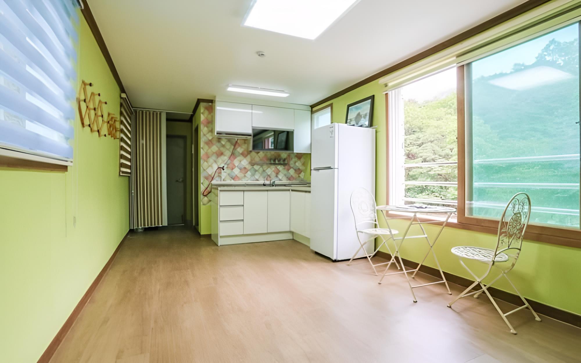 Room (Sinseonbong (101))