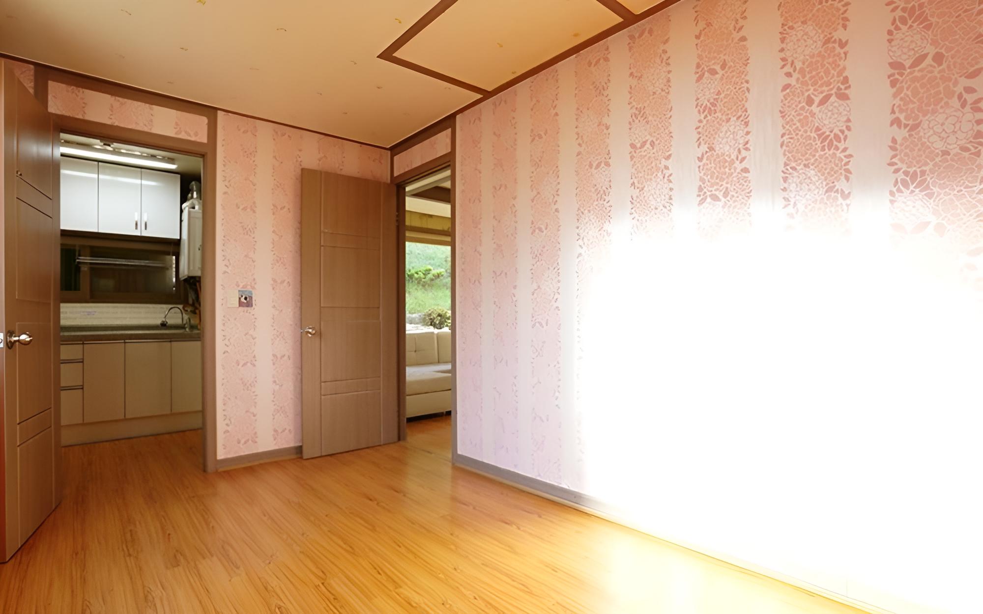 Room (Lavender 6)