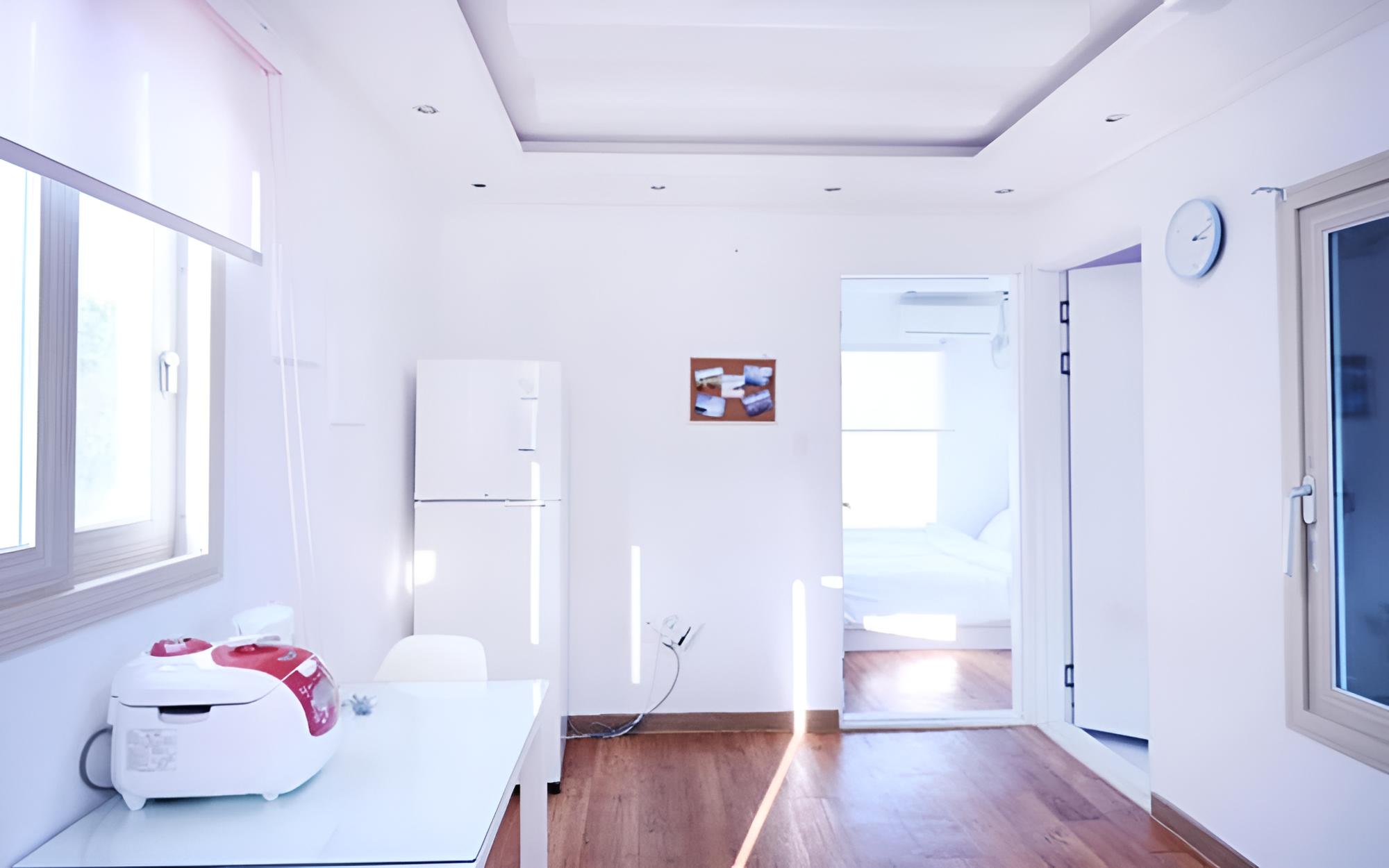 Room (No 202 (2F))