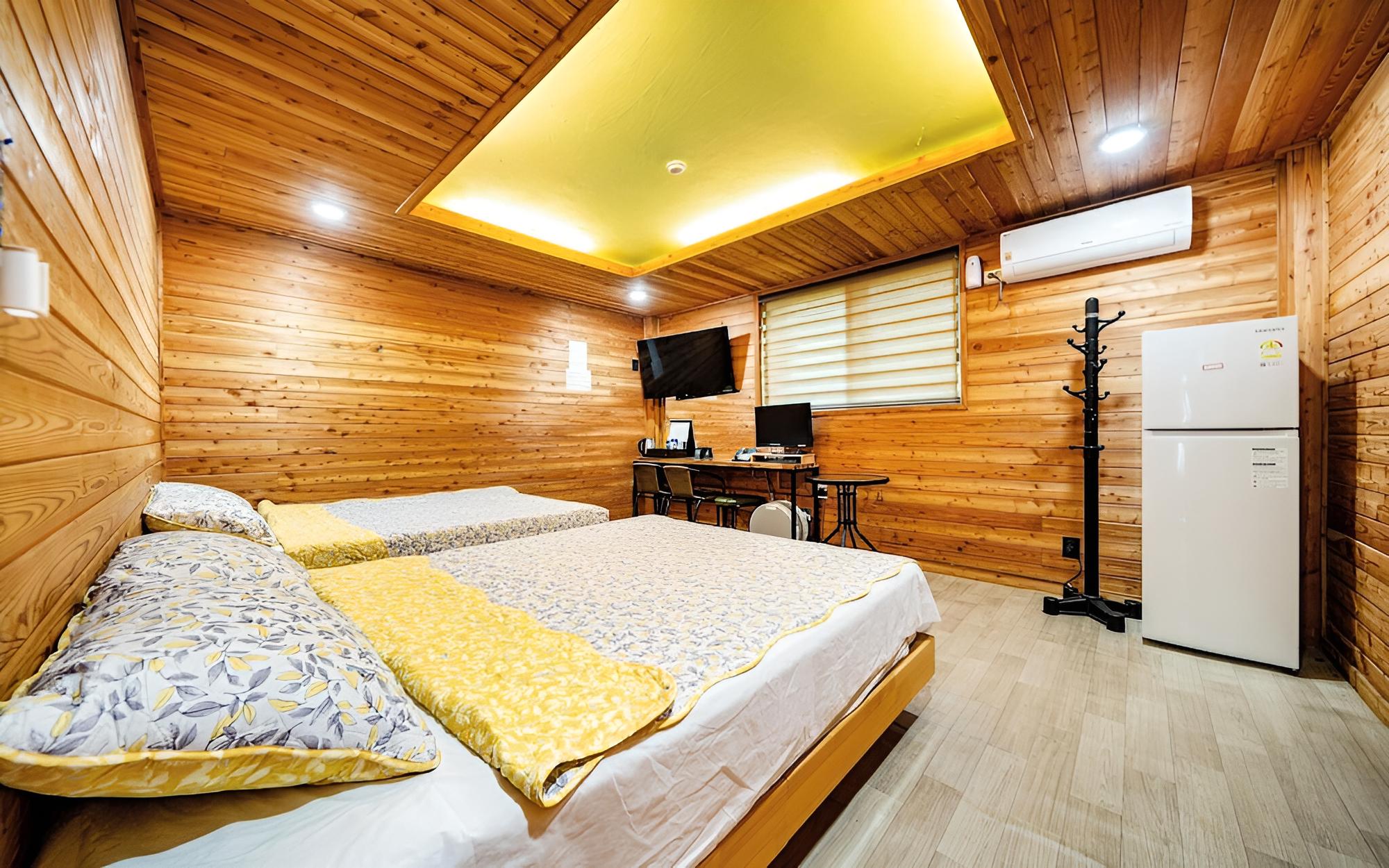 Room (4-person room (additional charge 1000)