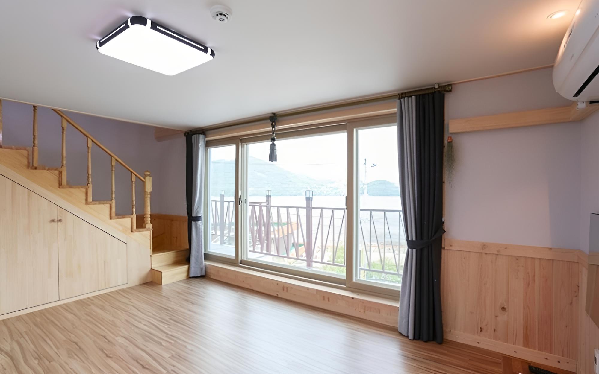 Room (No 202 )