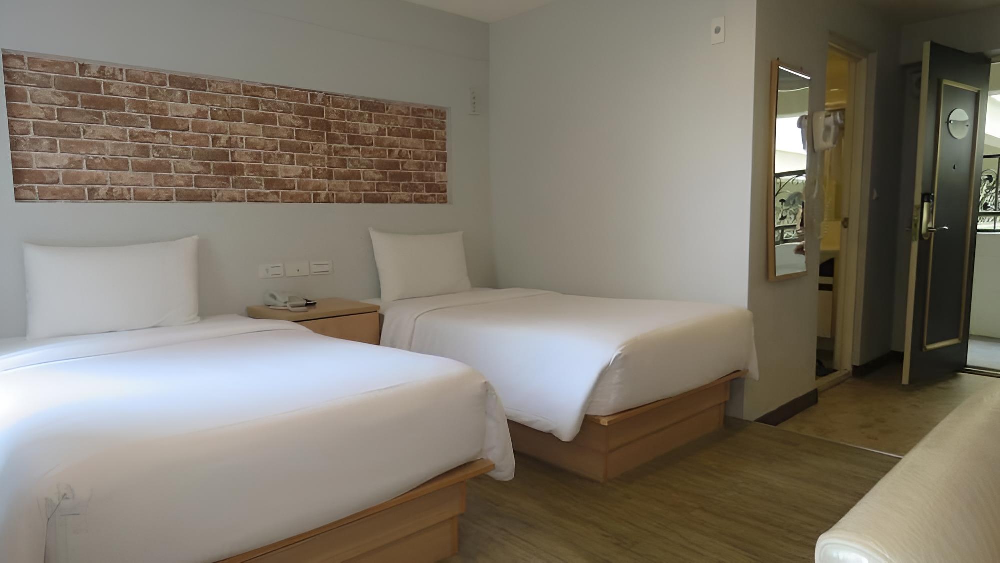 Standard Twin Room photo 2