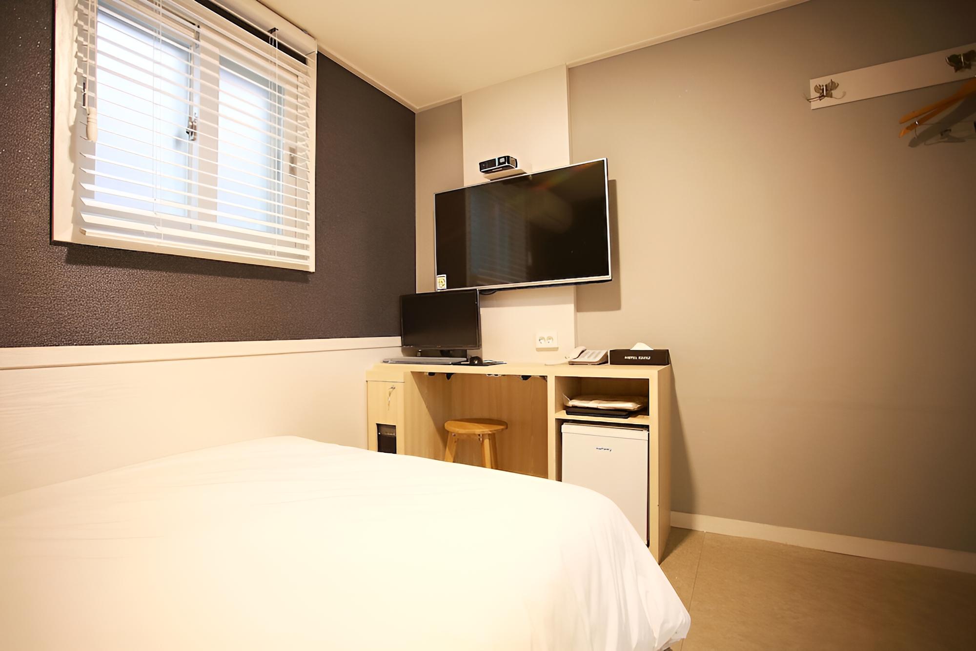 Room (Standard Room) - Photo 3