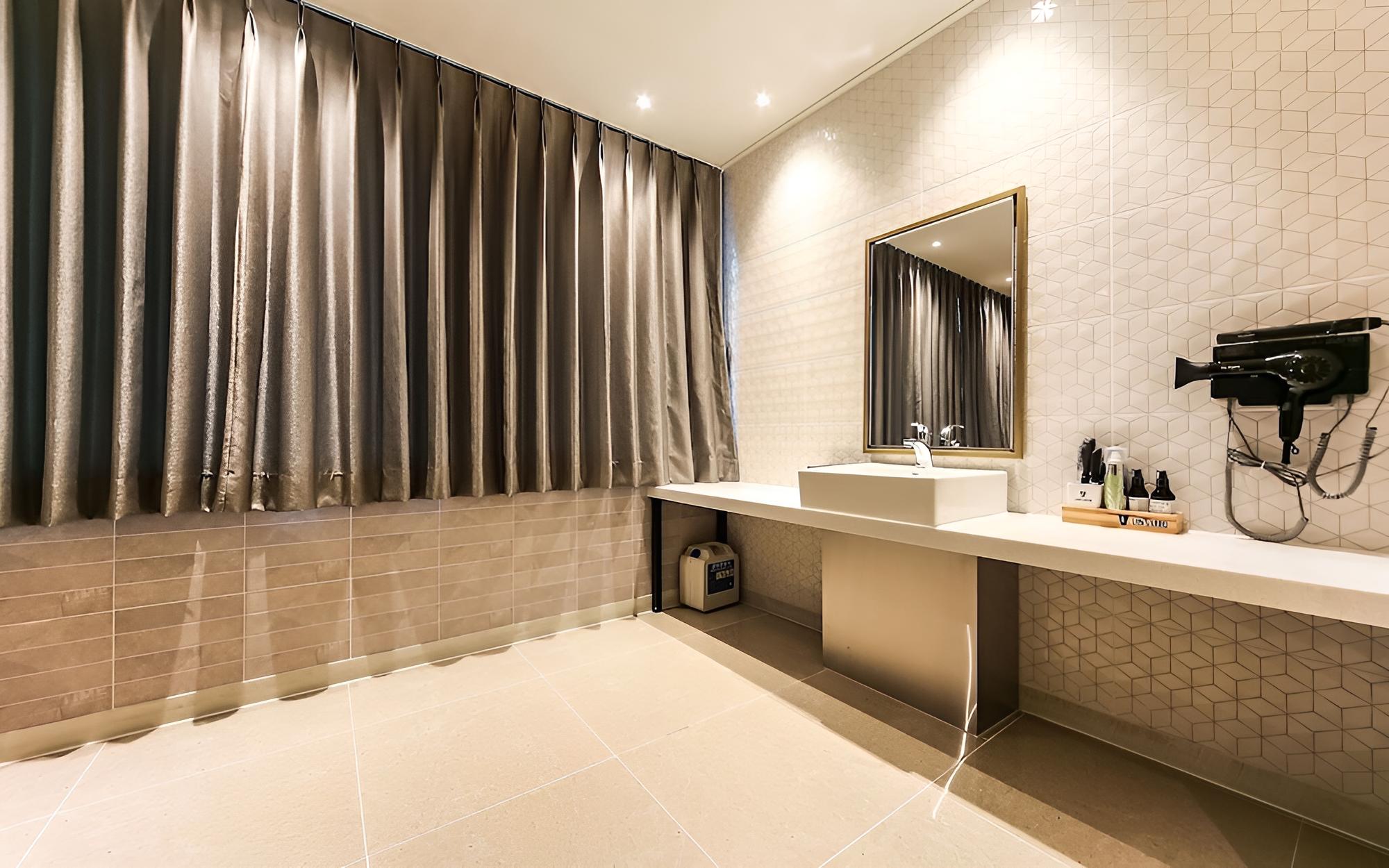 Room (Residence) - Photo 6