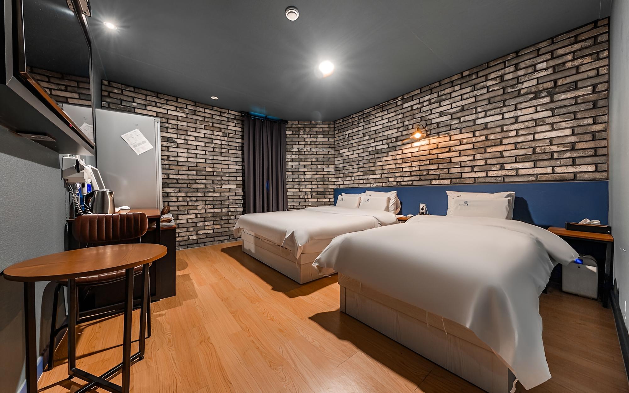 Room (Twin (styler air purifier available))