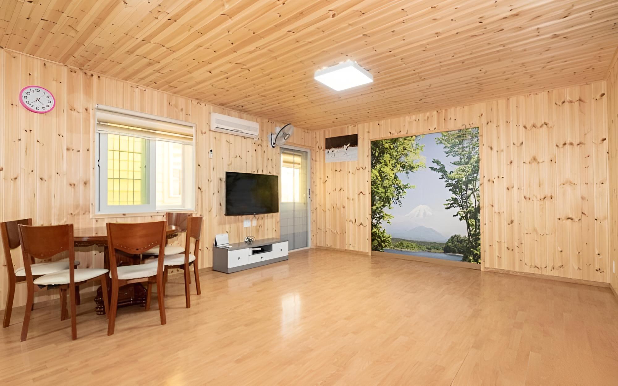 Room (Orchid (Ondol Room))