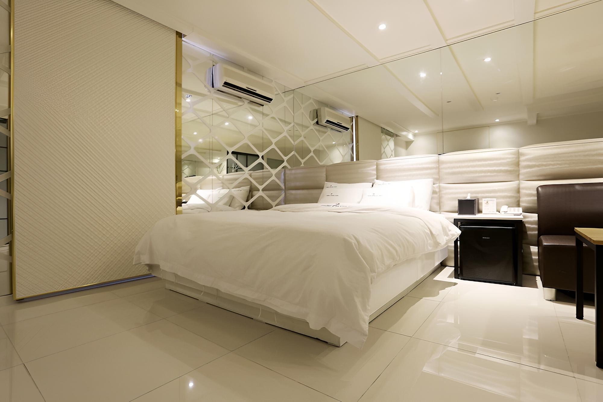 Room (Couple PC (65-inch smart TV + massage) - Photo 1