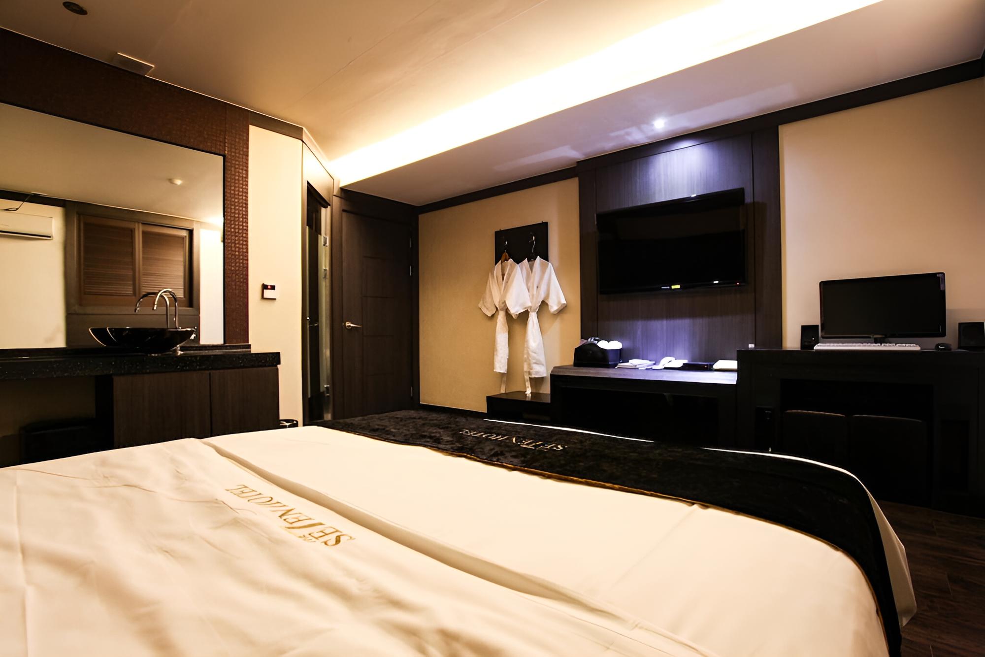 Room (Semi-special Room (Free WiFi/Netflix )