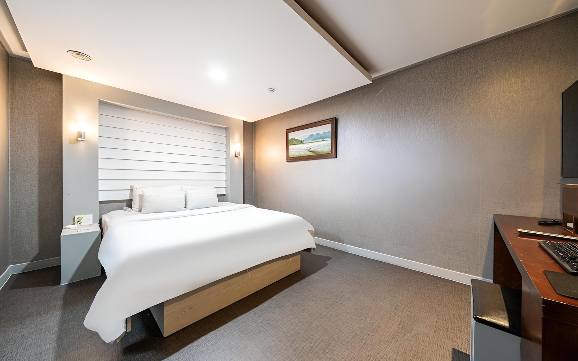 Room (Suite B (Free Breakfast Netflix Avail) photo 2