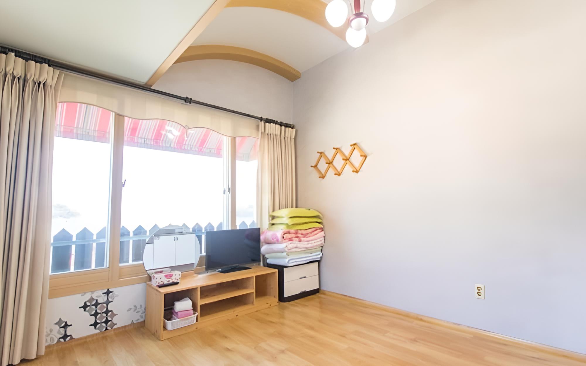 Room (Room 202 (Condo-style room self-cater)