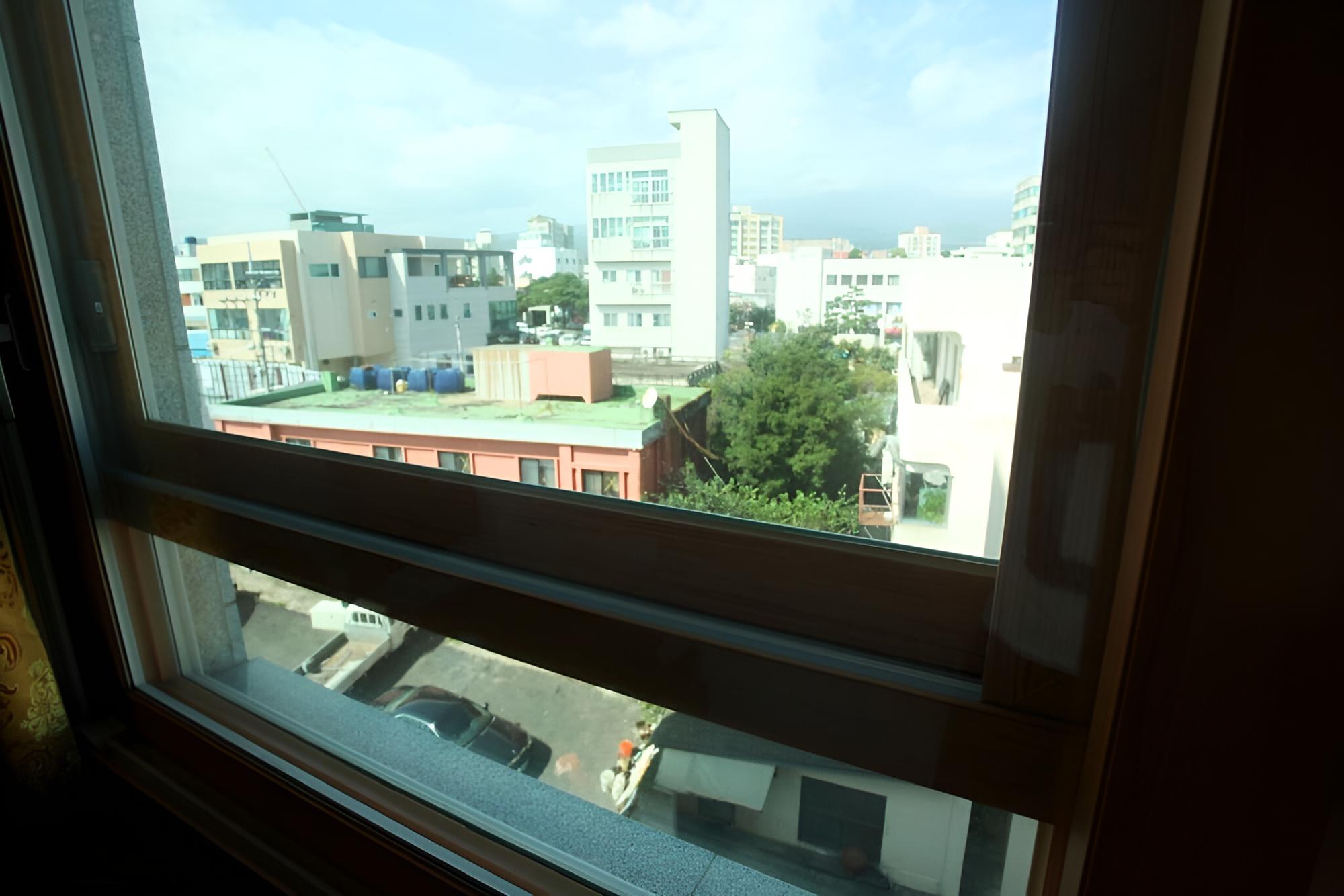 Room (Twin) - Photo 8