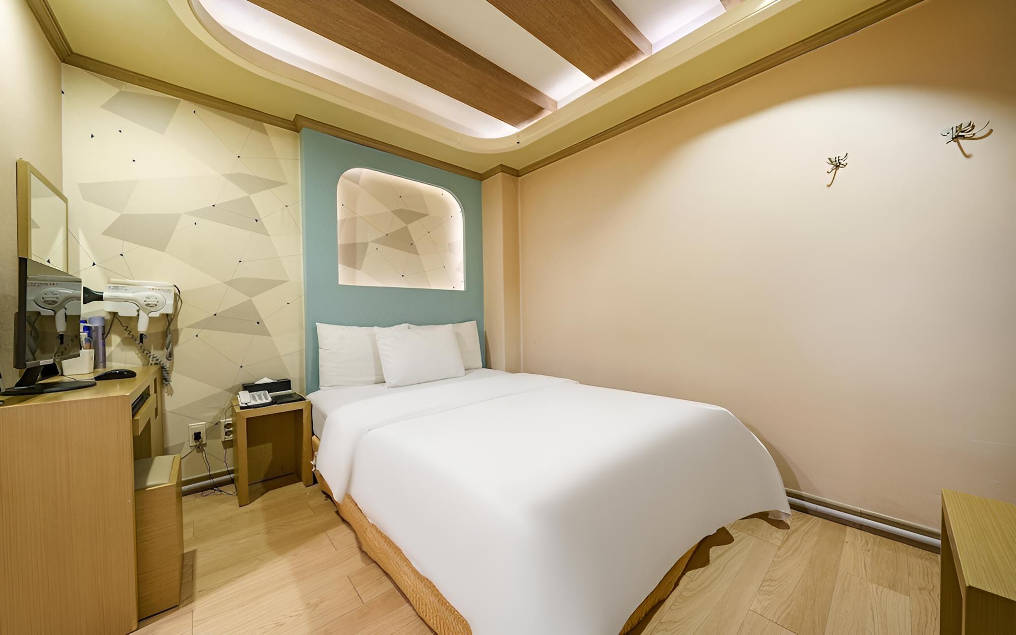 Room (Standard (walking only) (Available fo)