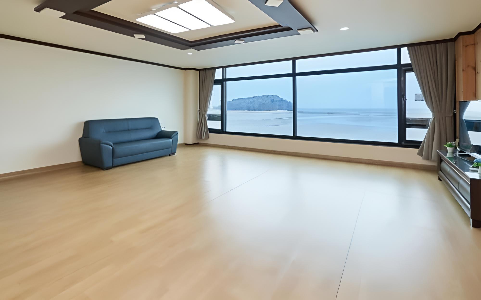 Room (Room 201)