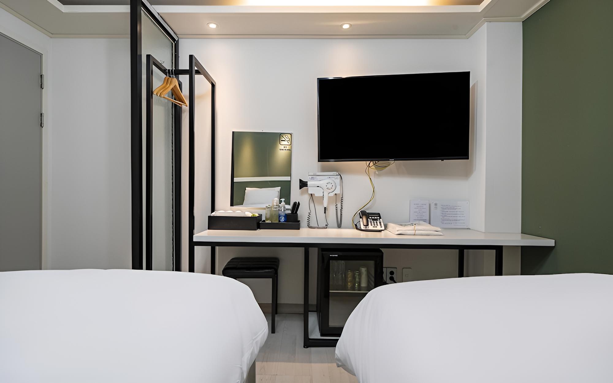 Room (Twin)